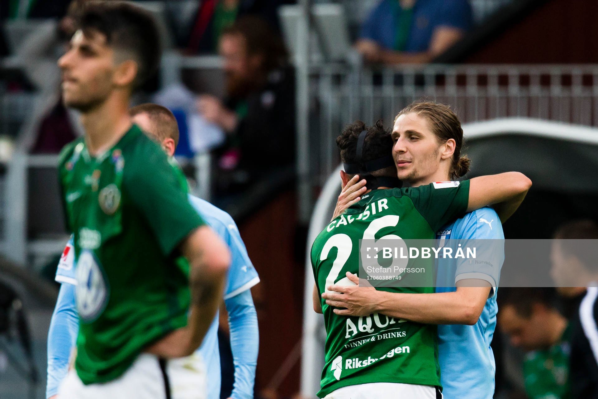 Jönköpings André Calisir tackar Malmö FFs Pawel Cibicki