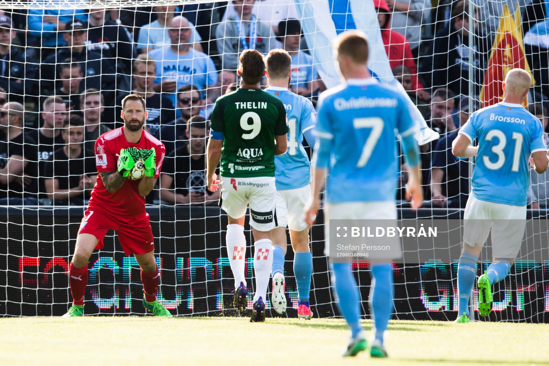 Malmö FFs målvakt Johan Wiland med bollen