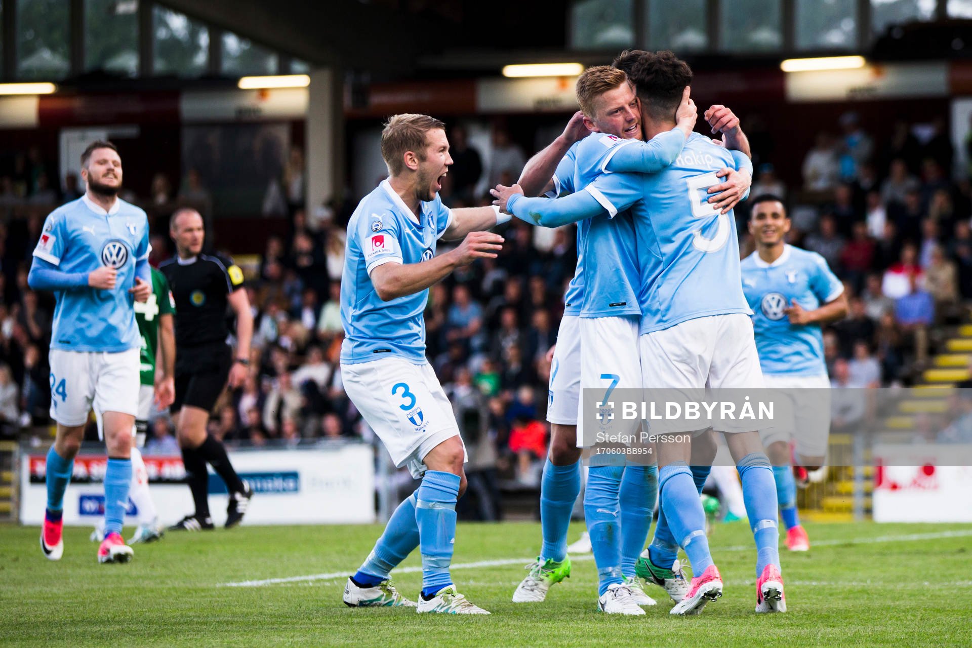 Malmö FFs Anton Tinnerholm, Anders Christiansen och Erdal Rakip jublar efter fotbollsmatchen i Allsvenskan mellan Jönköping och Malmö FF den 3 juni 2017 i Jönköping.