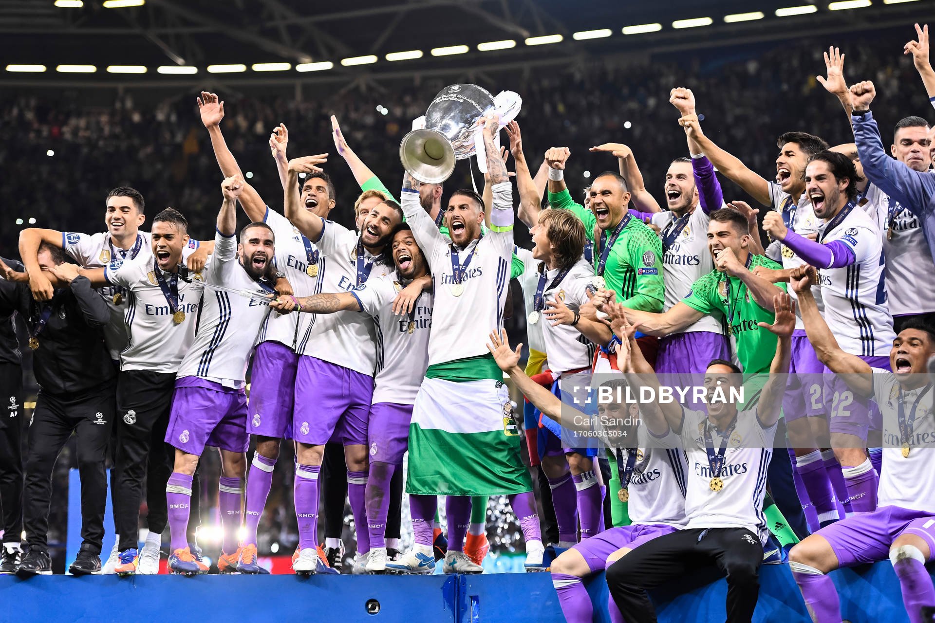 Real Madrids spelare jublar med pokalen