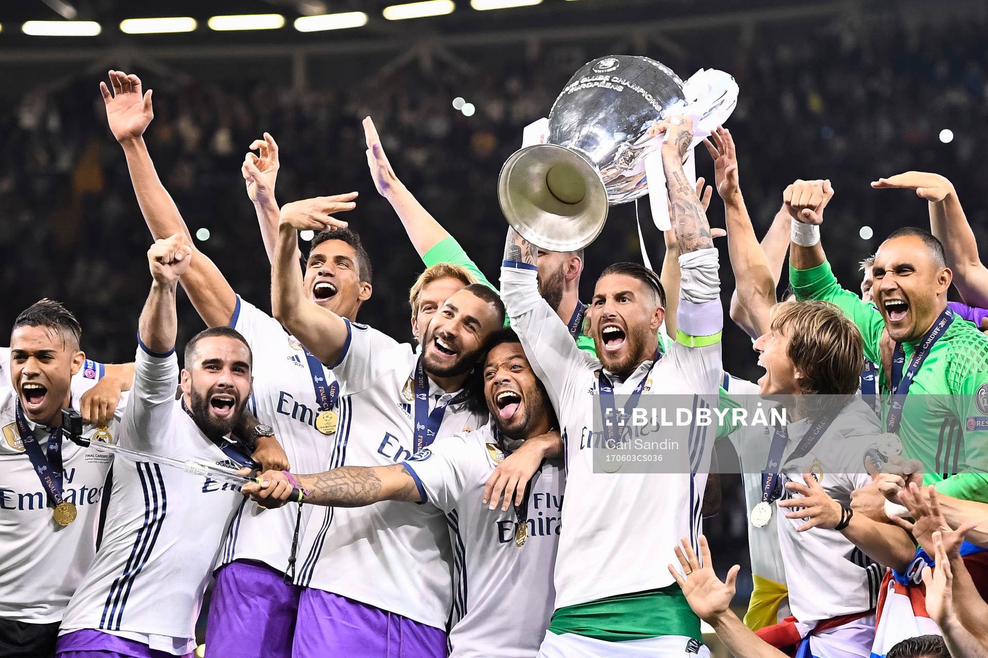 Real Madrids spelare jublar med pokalen