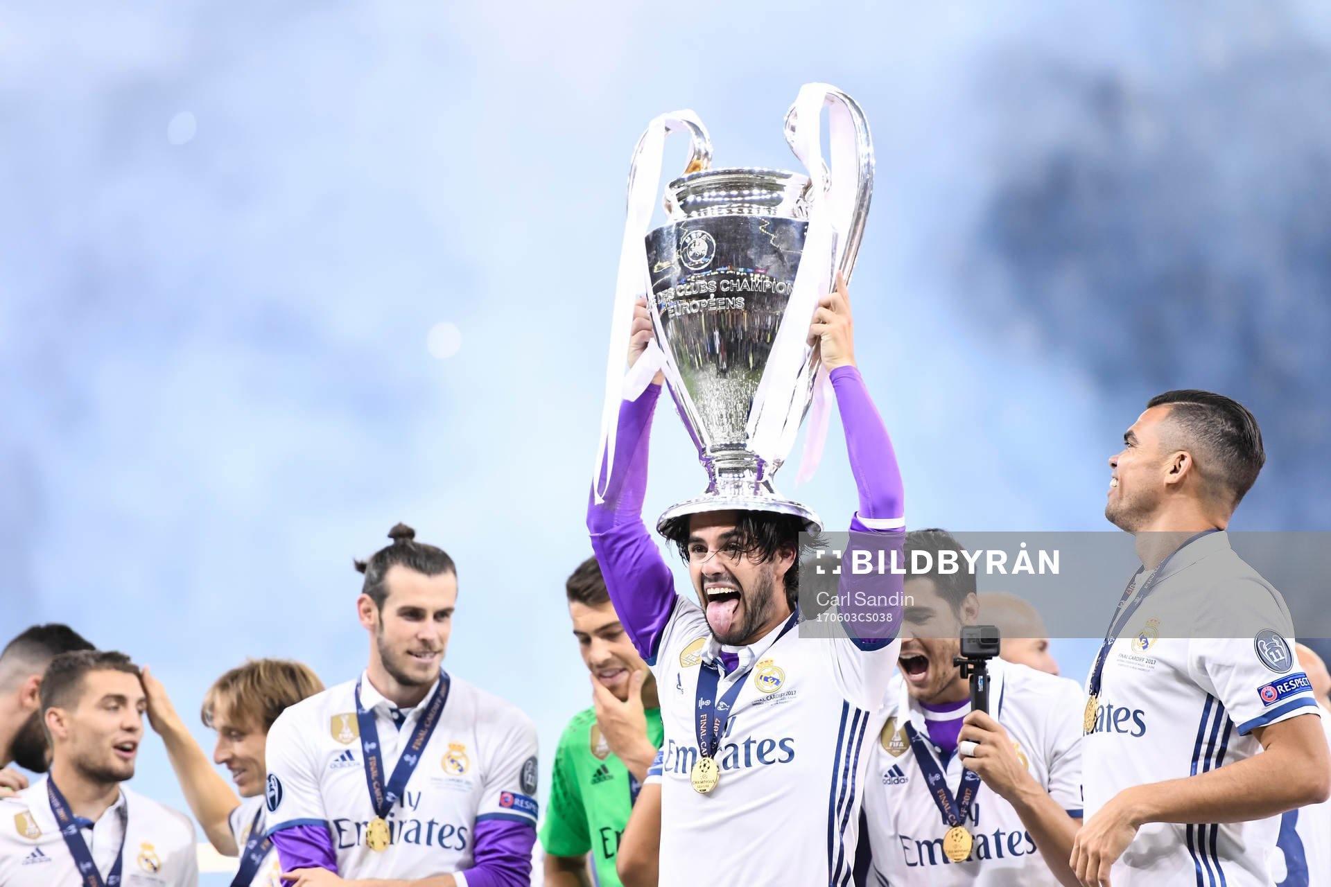 Real Madrids spelare jublar med pokalen