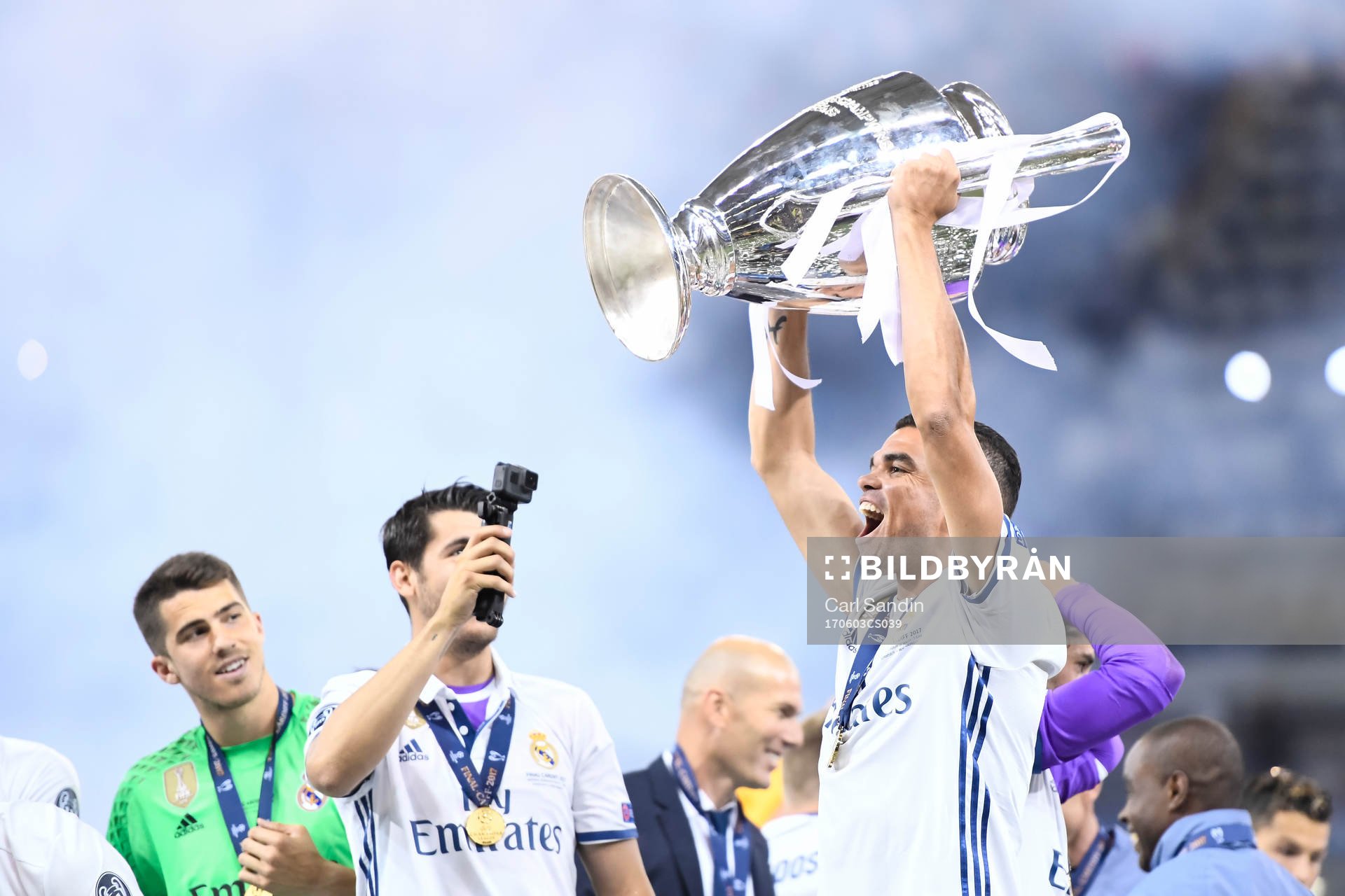 Real Madrids spelare jublar med pokalen