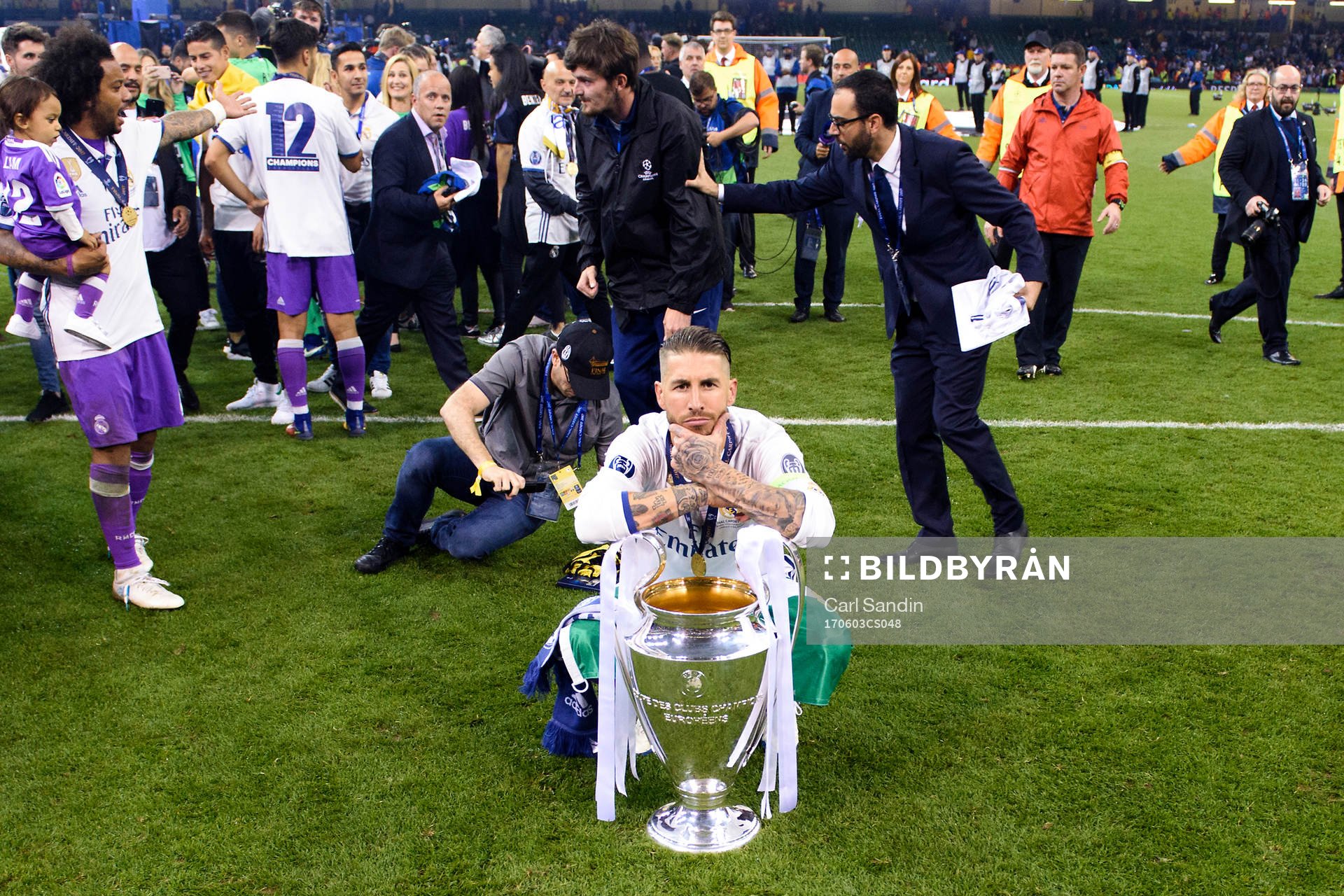 Real Madrids Sergio Ramos med pokalen
