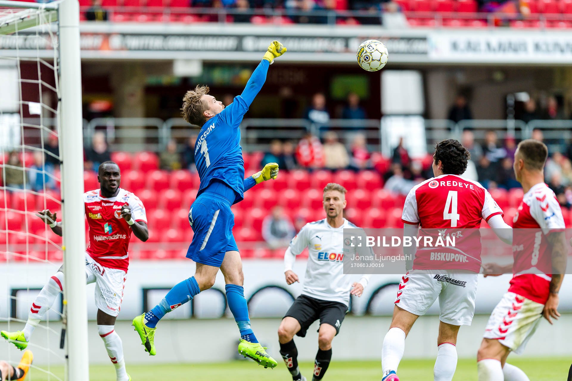 Örebros målvakt Oscar Jansson boxar iväg bollen