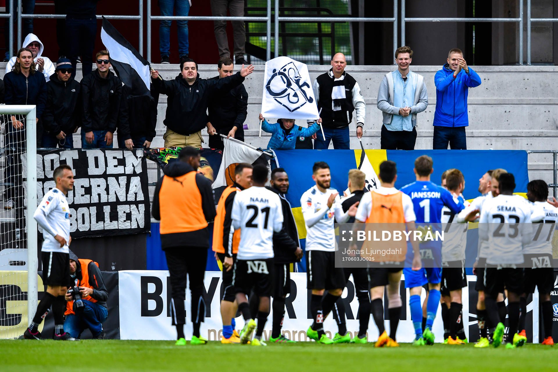 Örebros spelare och supportrar jublar