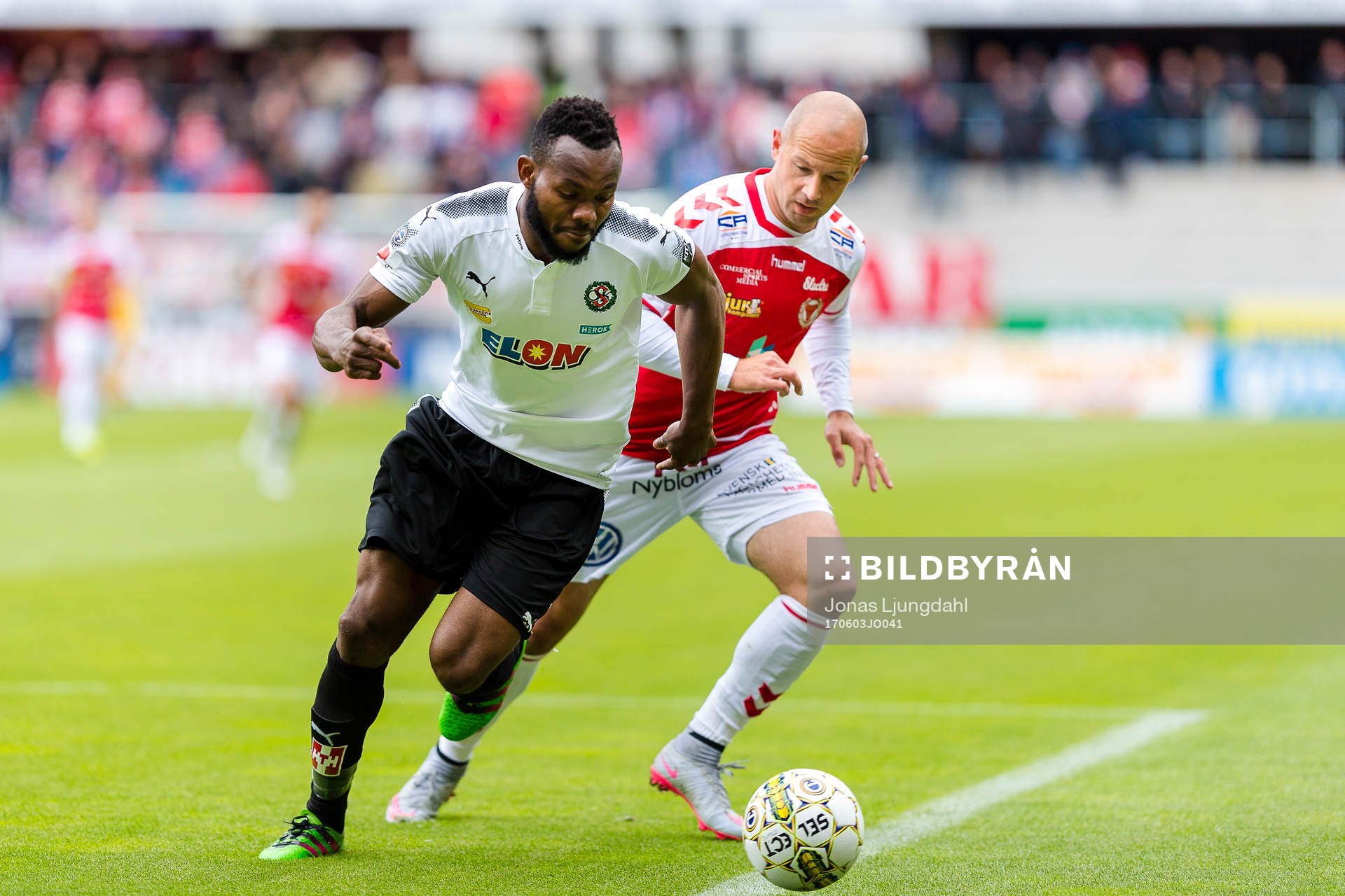 Örebros Michael Junior Omoh jagas av Kalmars Stefan Larsson