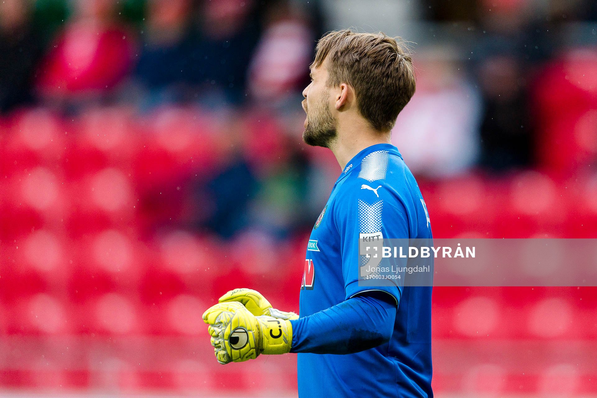 Örebros målvakt Oscar Jansson jublar