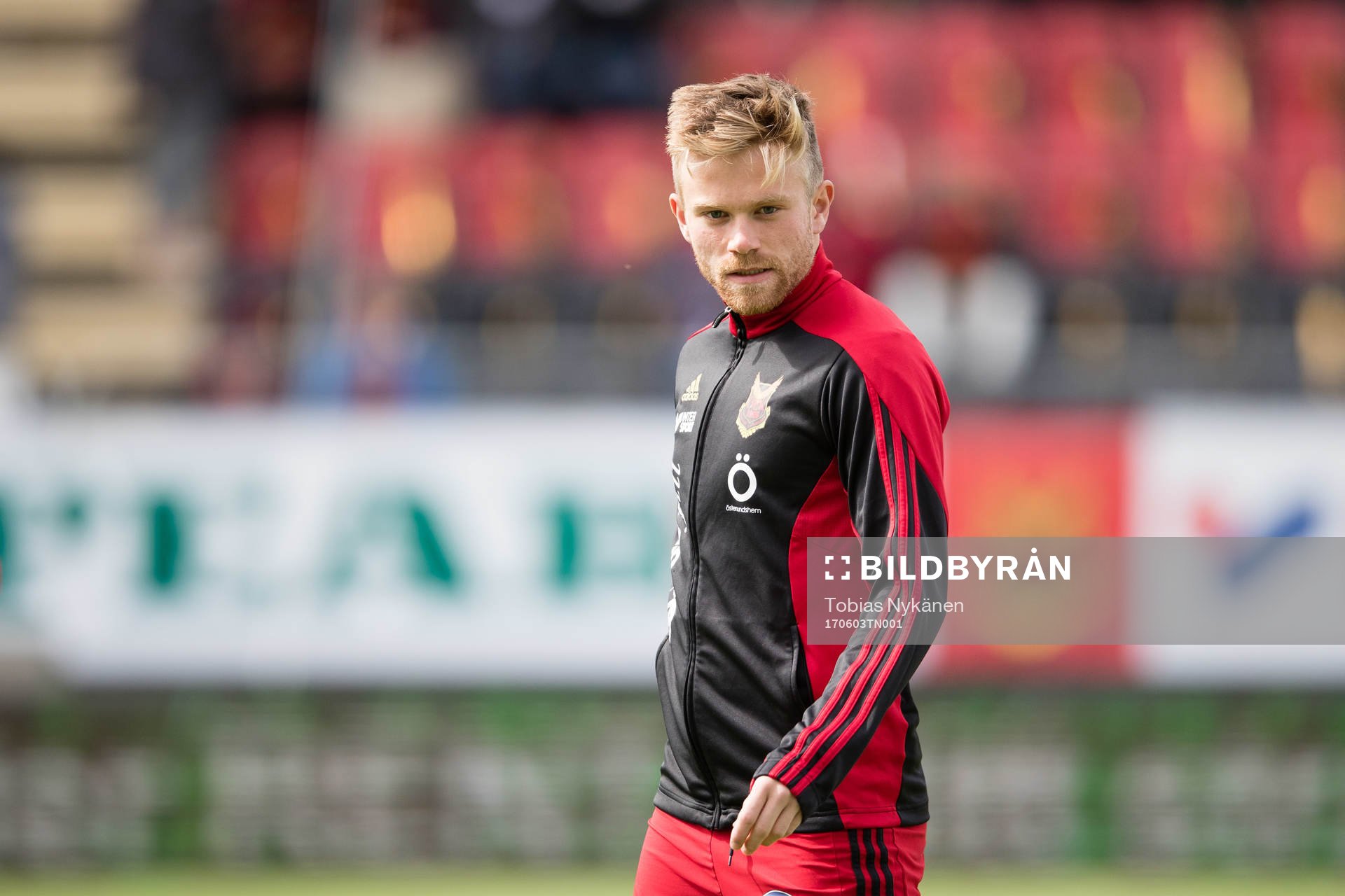 Östersunds Dennis Widgren värmer upp