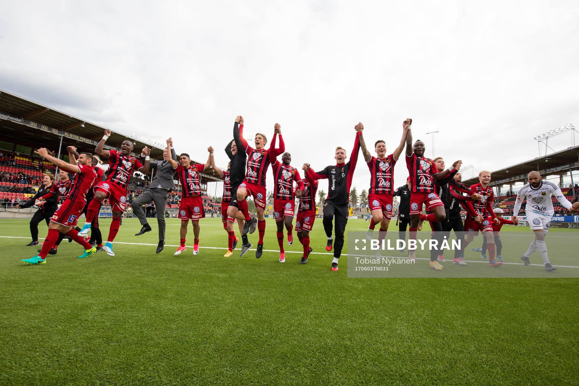 Östersunds spelare gör vågen till publiken