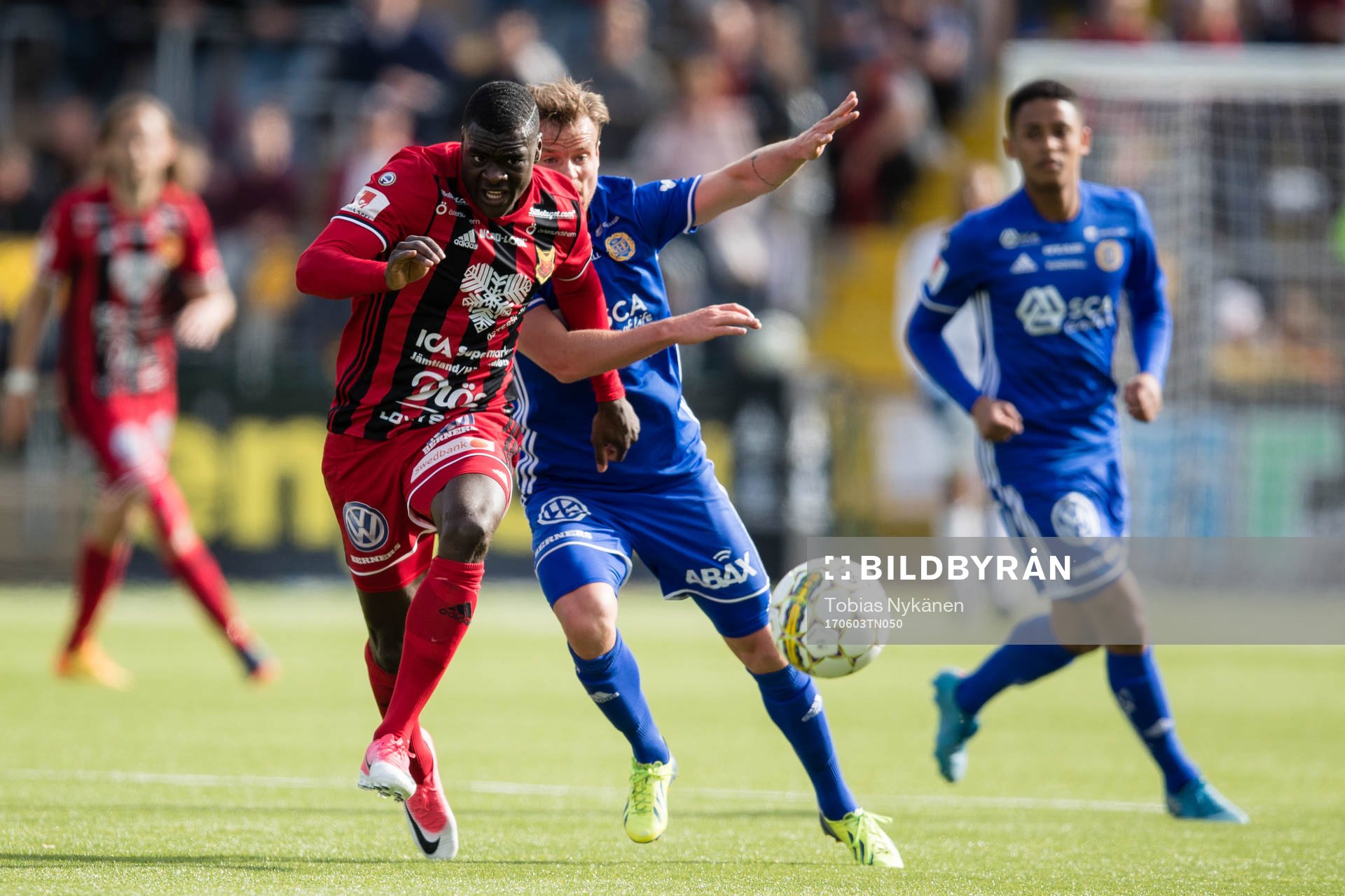 Östersunds Ken Sema mot Sundsvalls +Eric Larsson