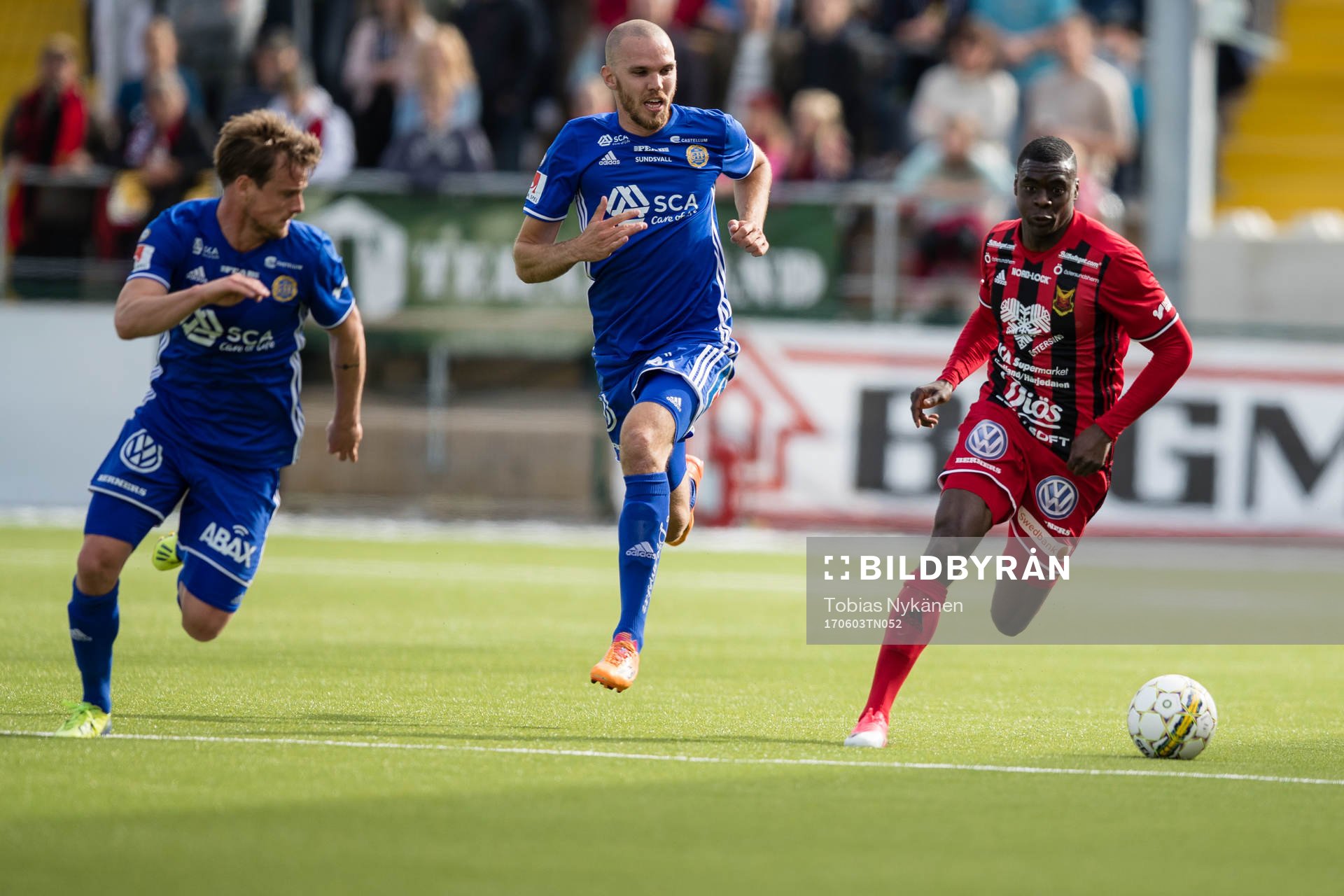 Östersunds Ken Sema mot Sundsvalls Eric Larsson och Marcus