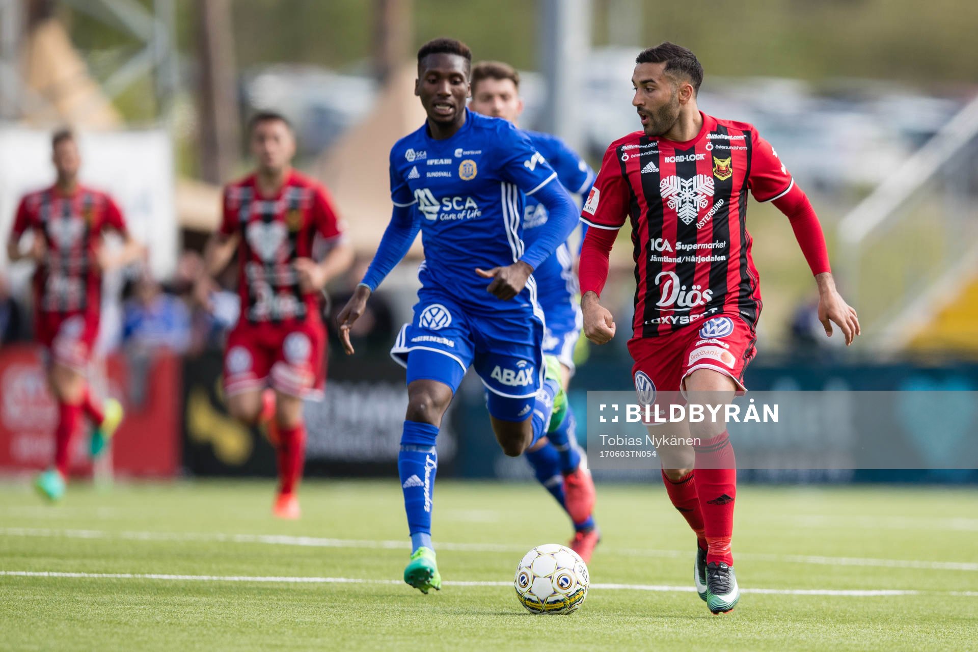 Östersunds Saman Ghoddos mot Sundsvalls Peter Wilson