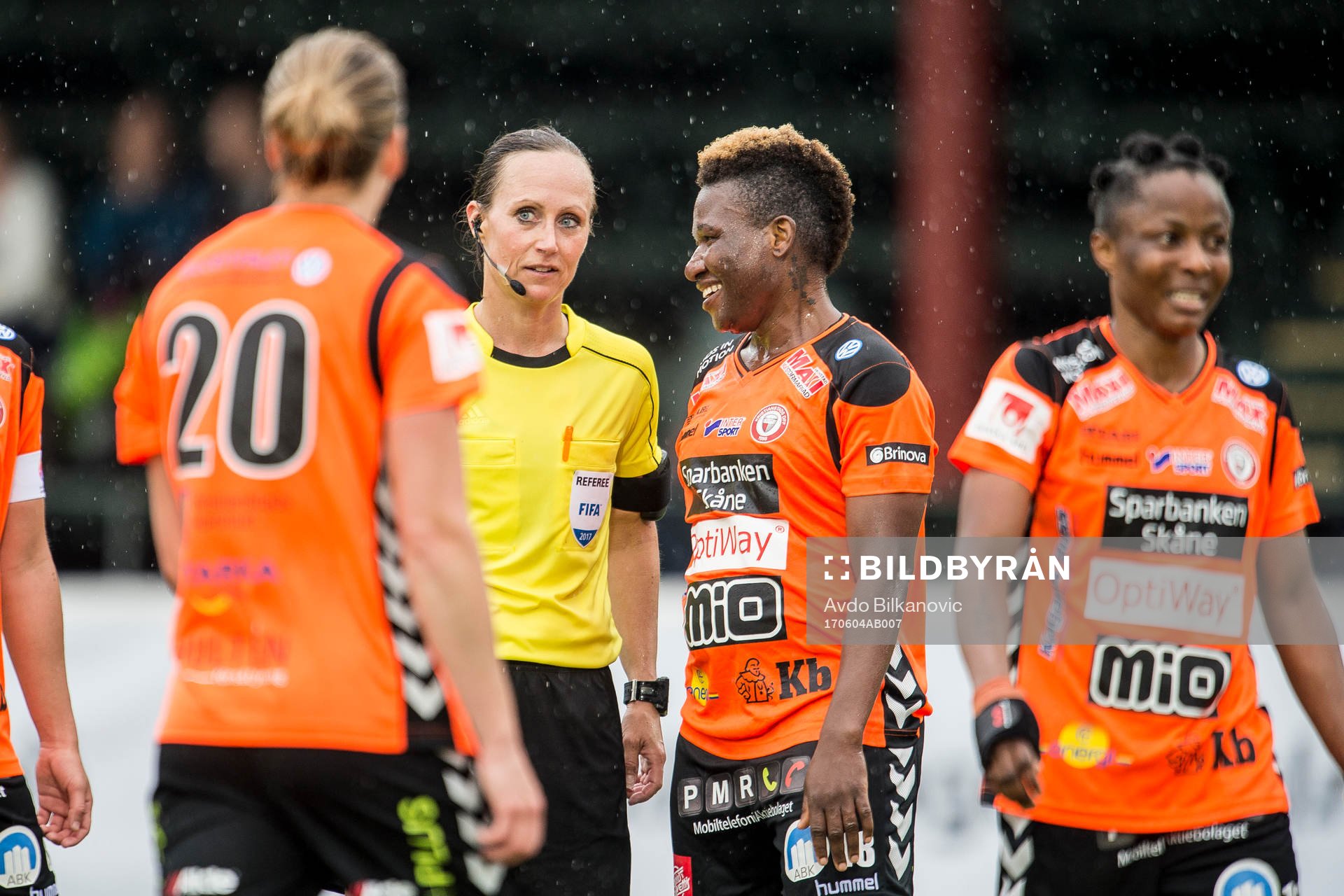 Kristianstads Rita Chikwelu i diskussion med domare Pernila