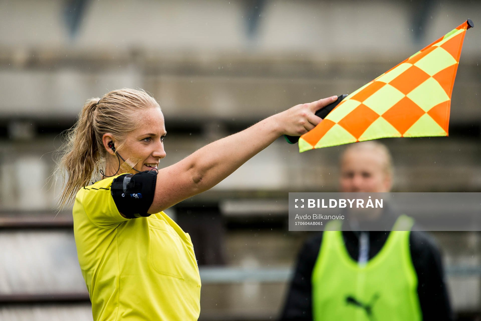 Linije domare Sandra Österberg vinkar för offside