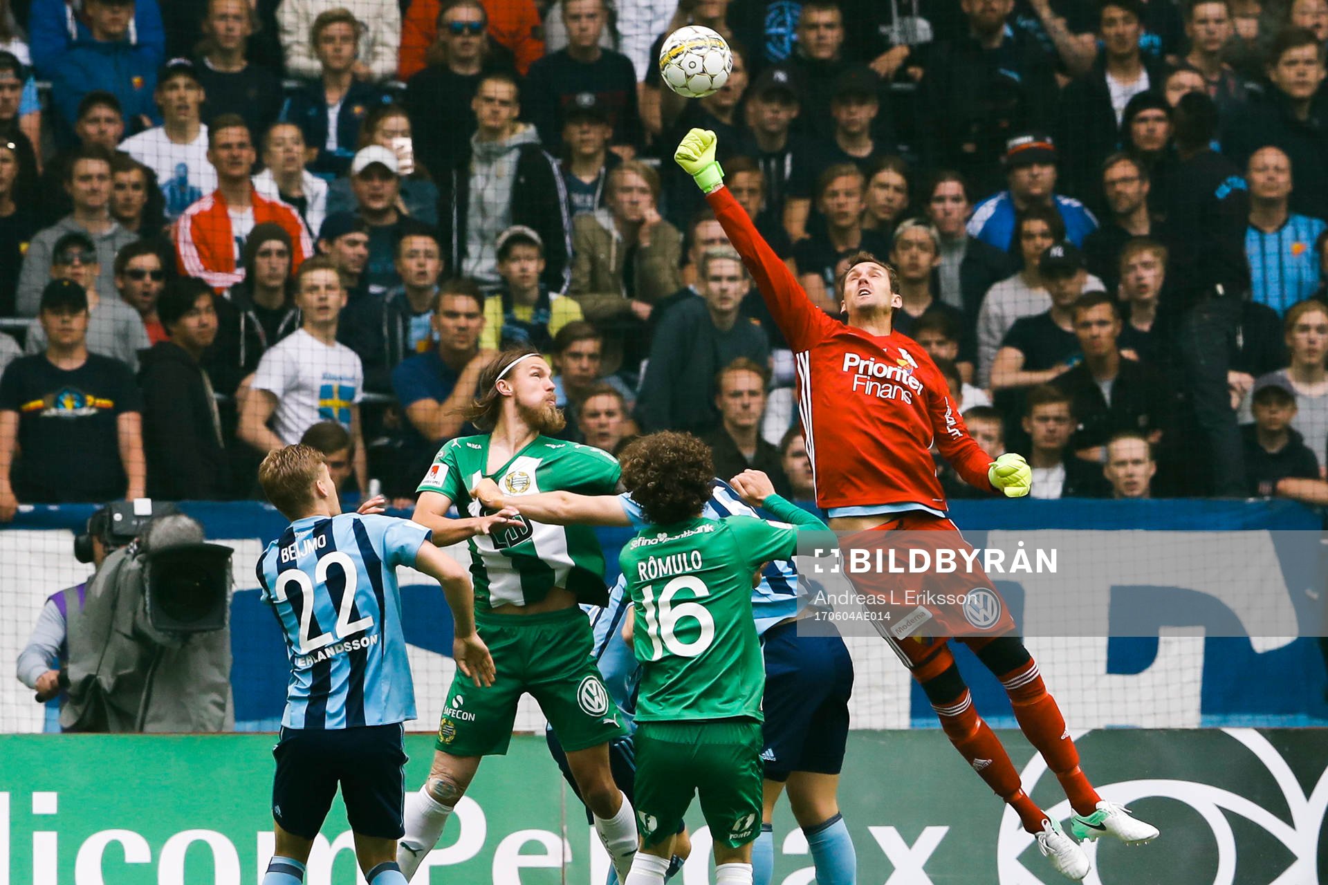 Djurgårdens målvakt Andreas Isaksson rensar bort boll