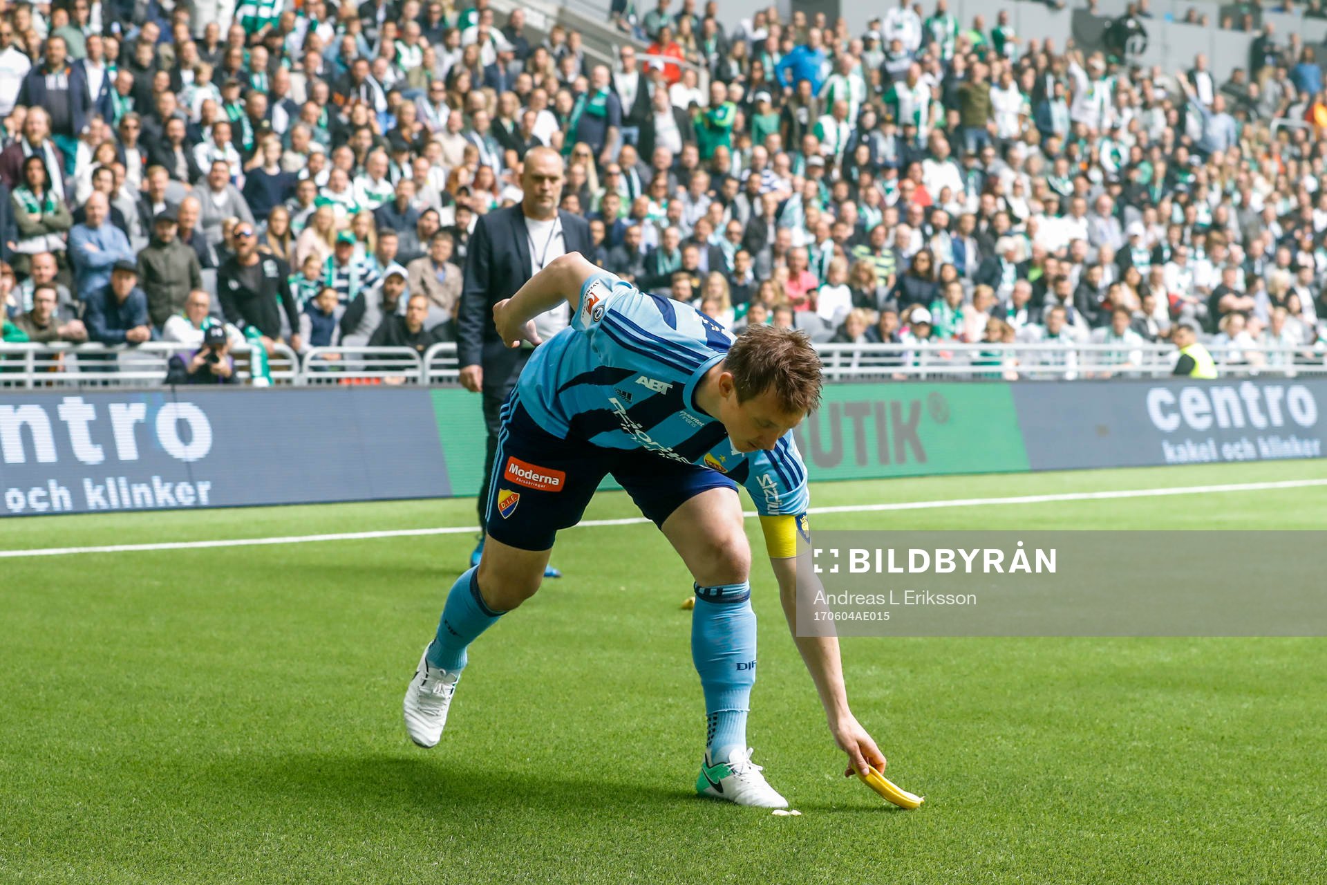 Djurgårdens Kim Källström tar hand om en inkastad banan