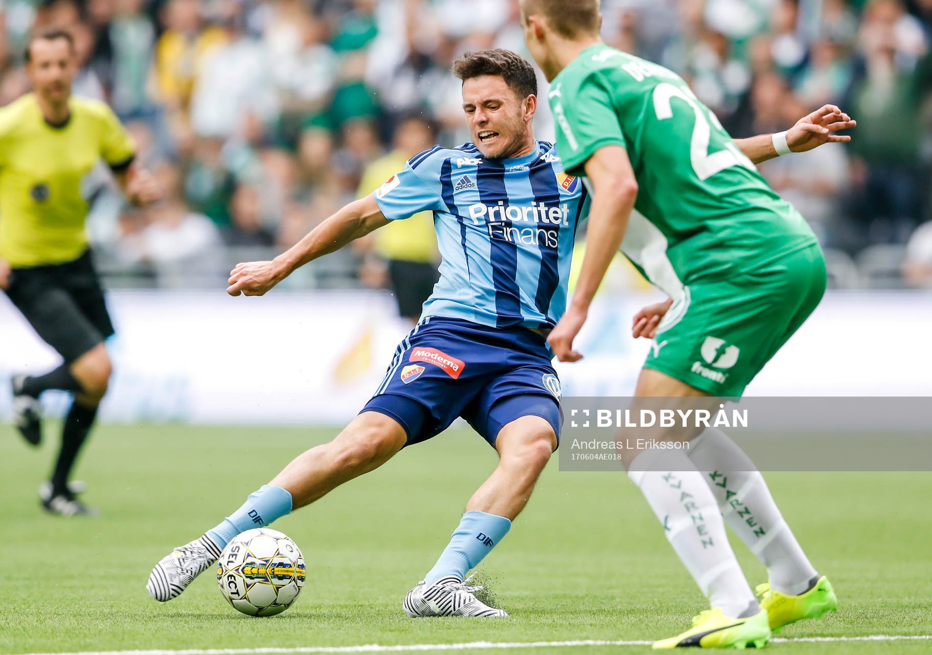 Djurgårdens Kerim Mrabti provar skott