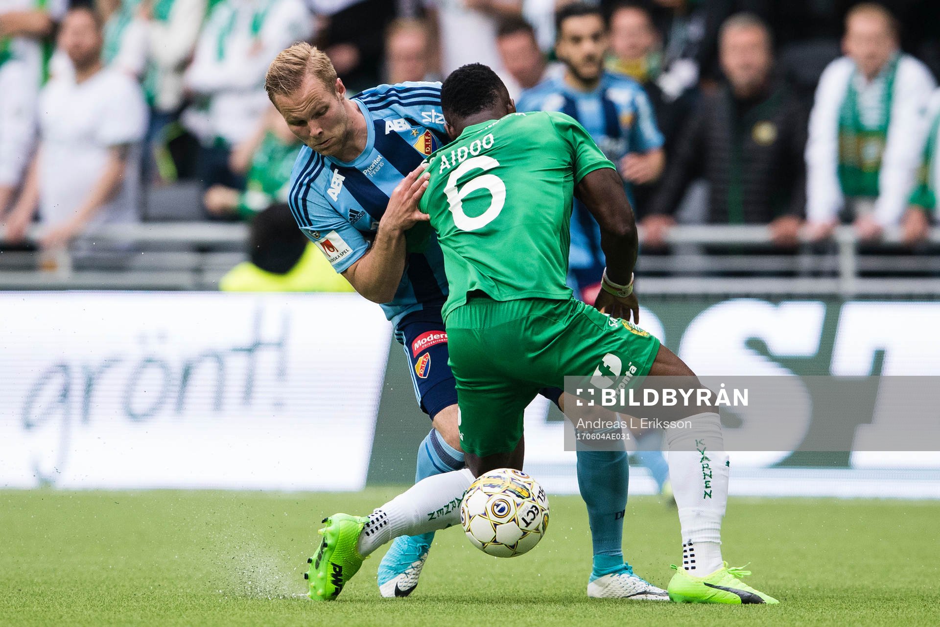 Djurgårdens Gustav Engvall i kamp om bollen med Hammarbys
