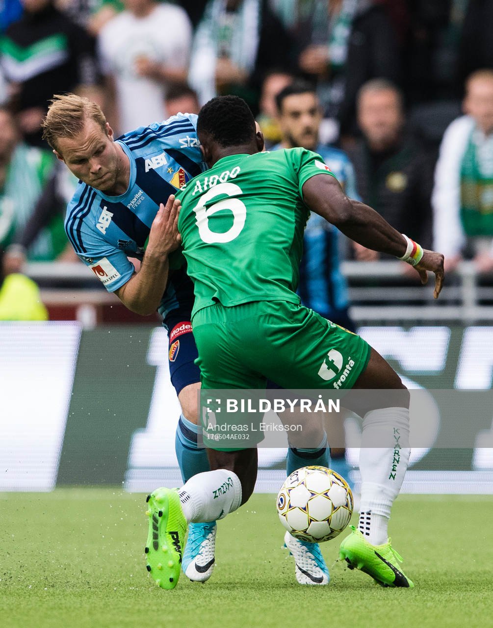 Djurgårdens Gustav Engvall i kamp om bollen med Hammarbys