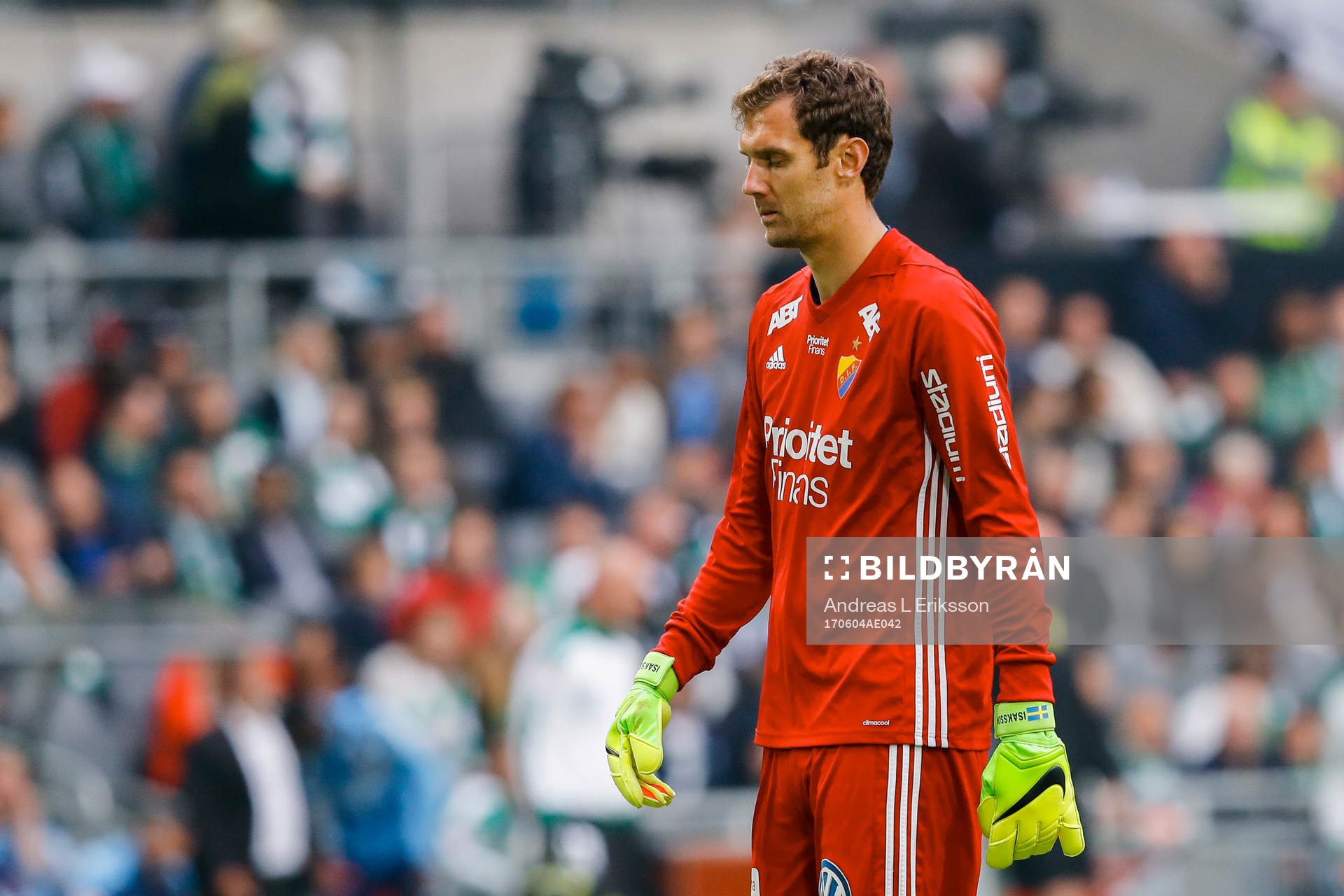 Djurgårdens målvakt Andreas Isaksson deppar