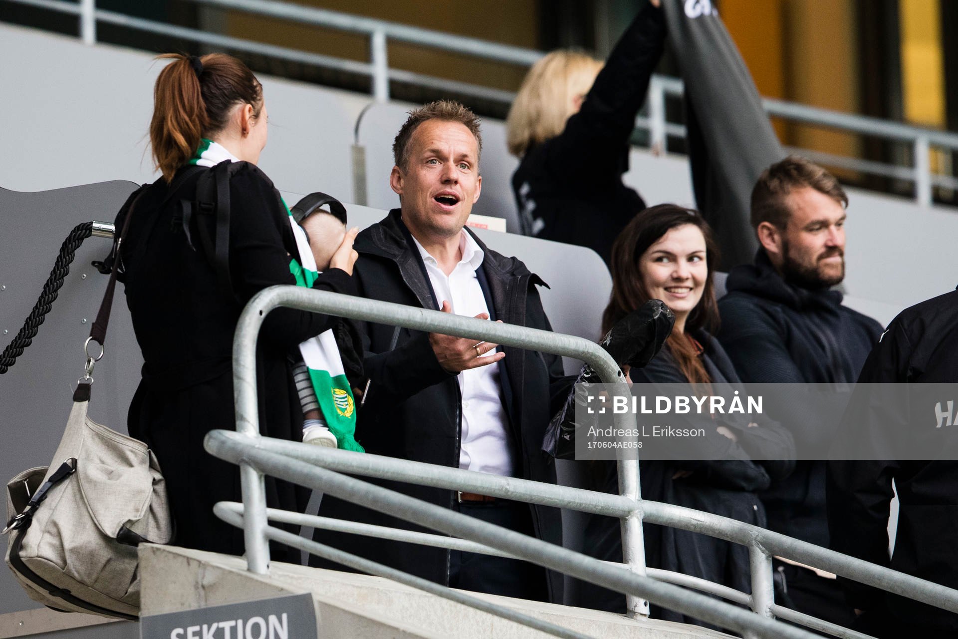 Hammarbys tränare Jakob Michelsen jublar på läktaren