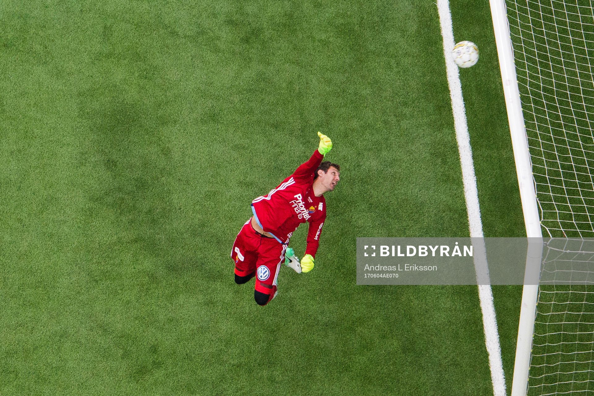 Djurgårdens målvakt Andreas Isaksson med en räddning