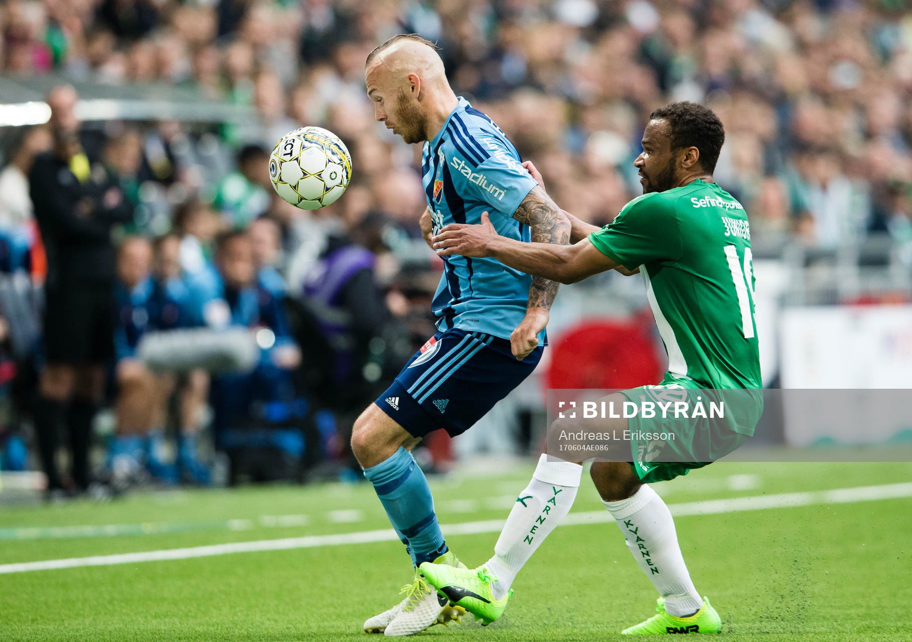 Djurgårdens Magnus Eriksson i kamp om bollen med Hammarbys