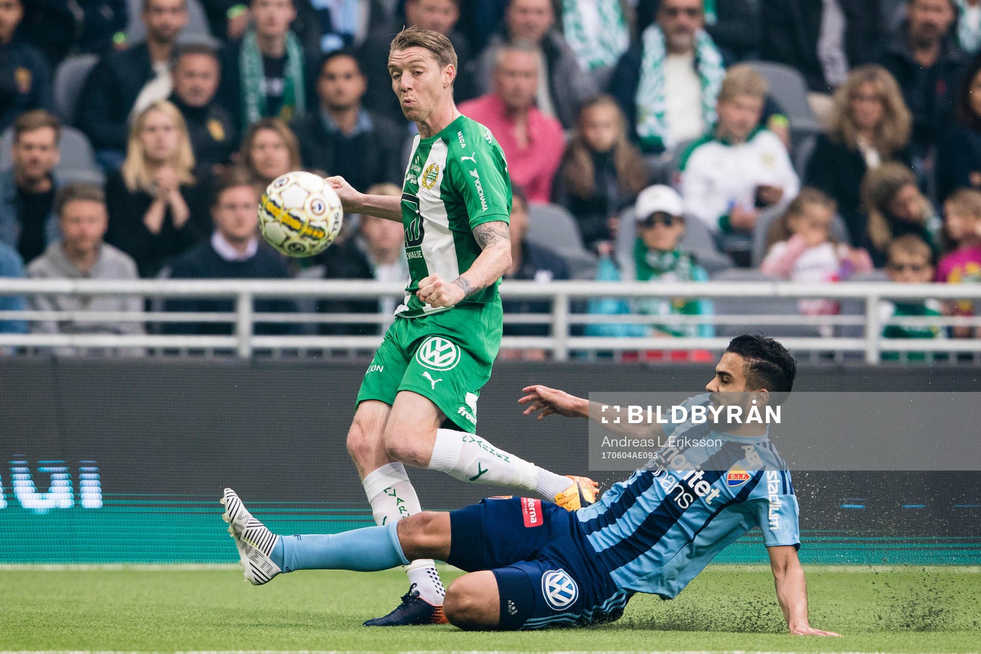 Hammarbys Birkir Már Saevarsson i kamp om bollen ned