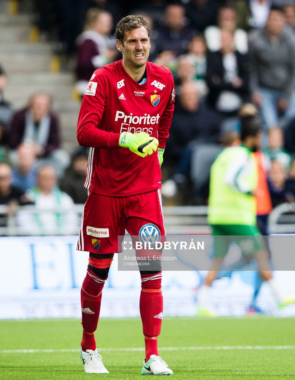 Djurgårdens målvakt Andreas Isaksson grinar illa