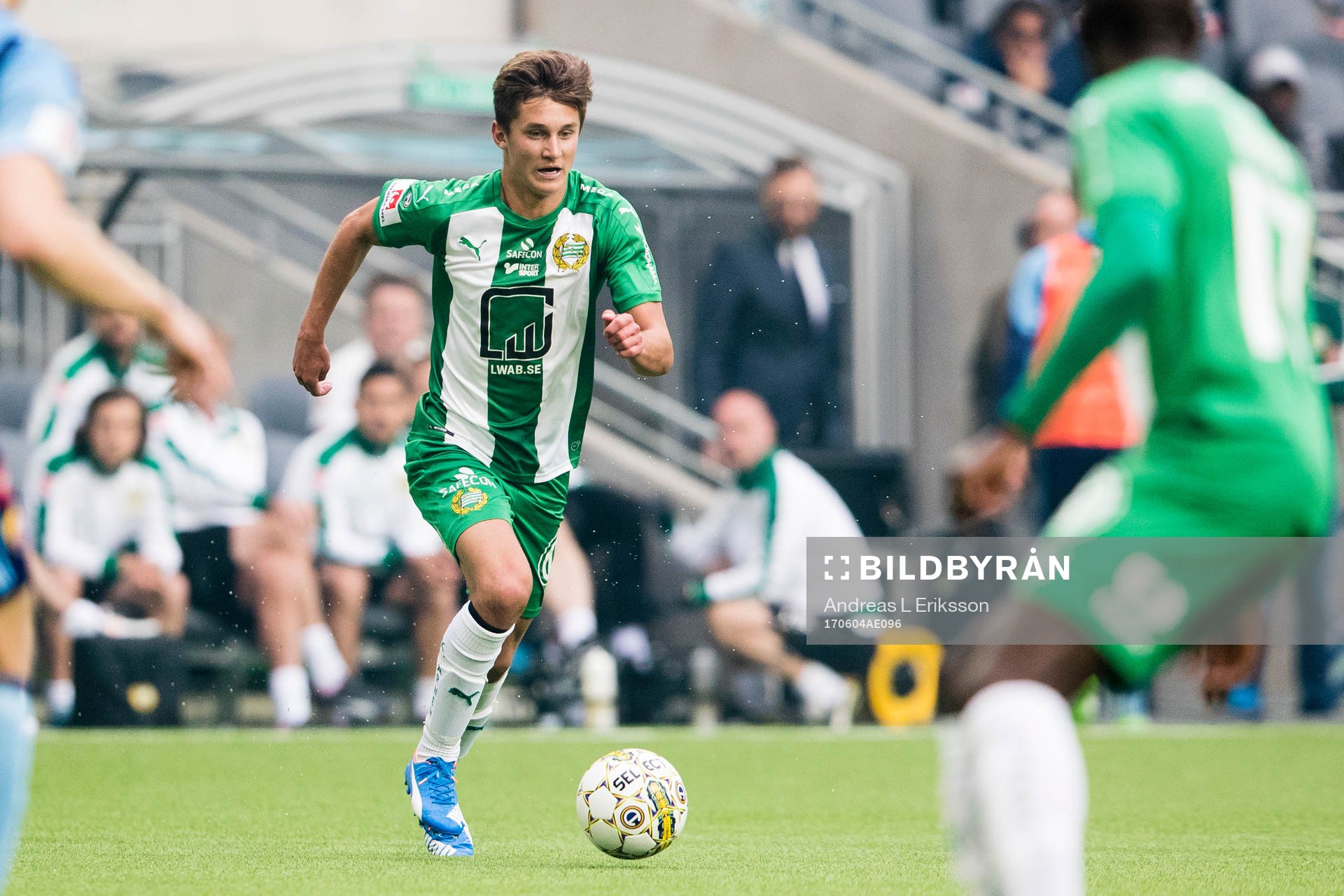 Hammarbys Leo Bengtsson med bollen