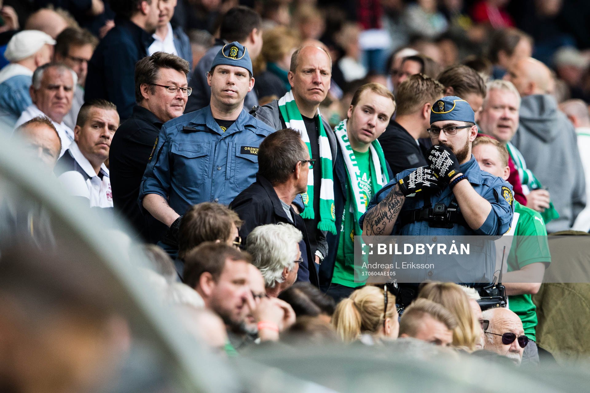 Två ordningsvakter på läktaren