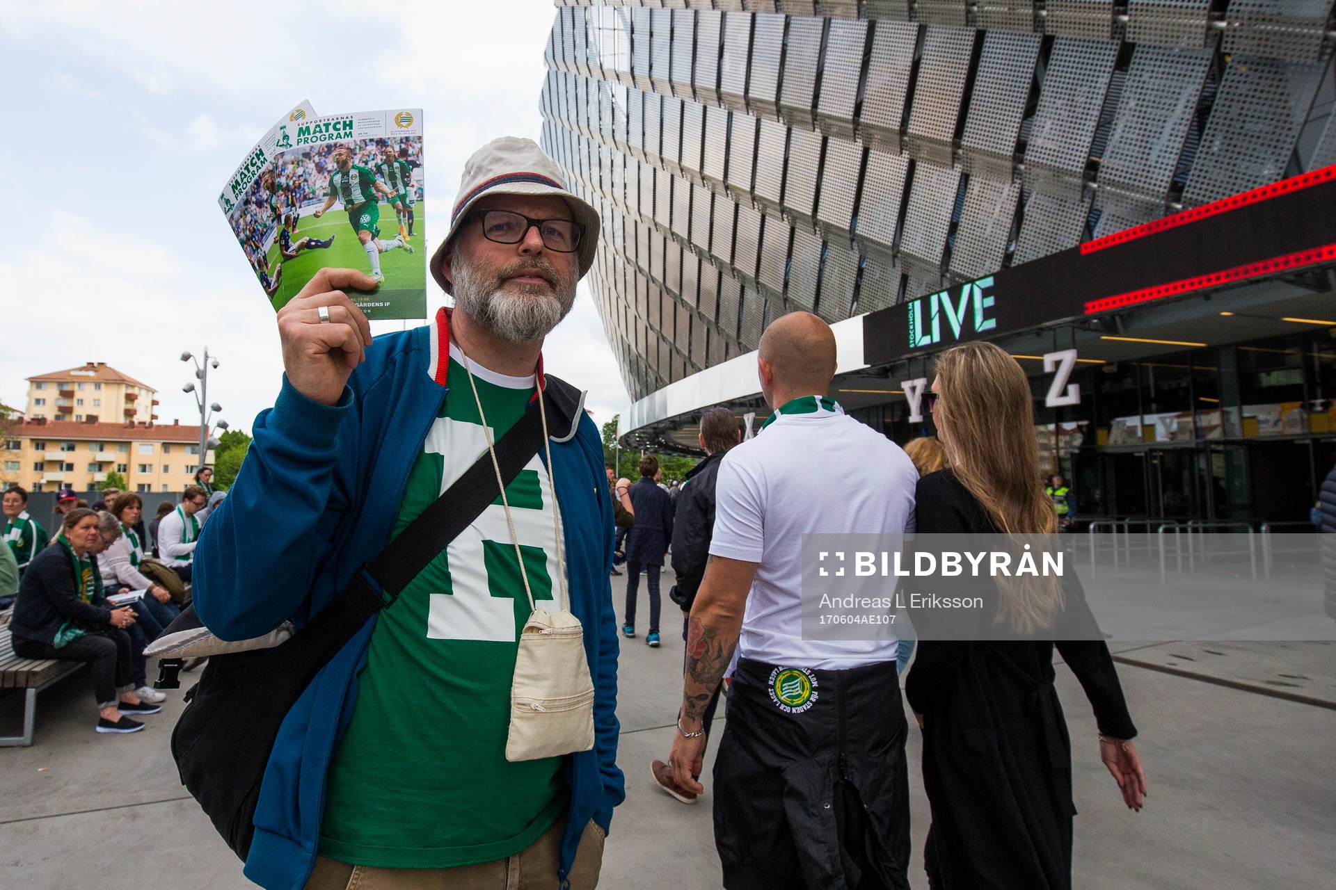 En försäljare av Hammarbys matchprogram innan