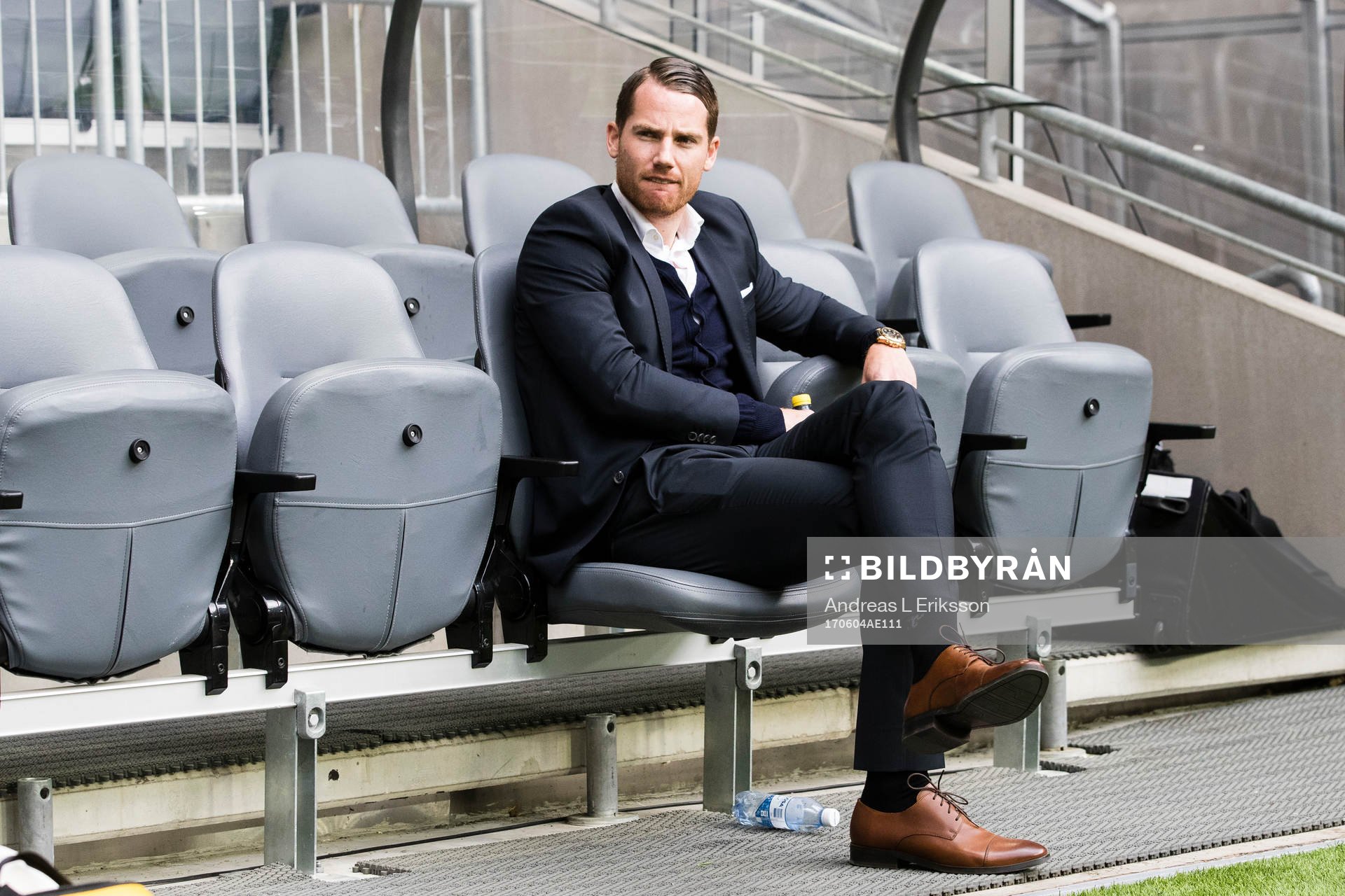 Hammarbys skadade Johan Persson på bänken innan