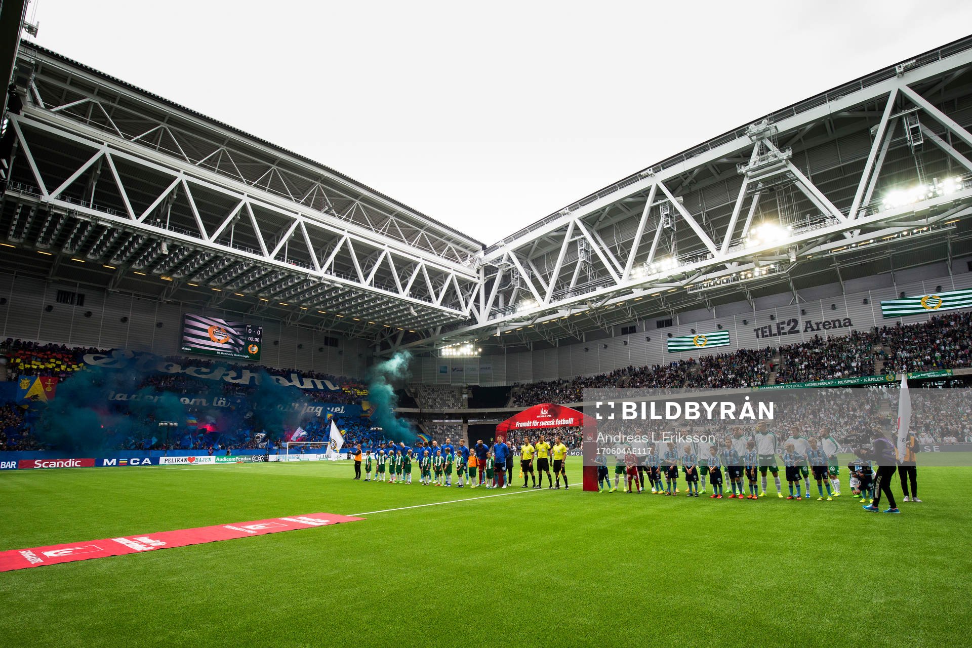 Spelarna och domarna ställer upp sig innan fotbollsmatchen
