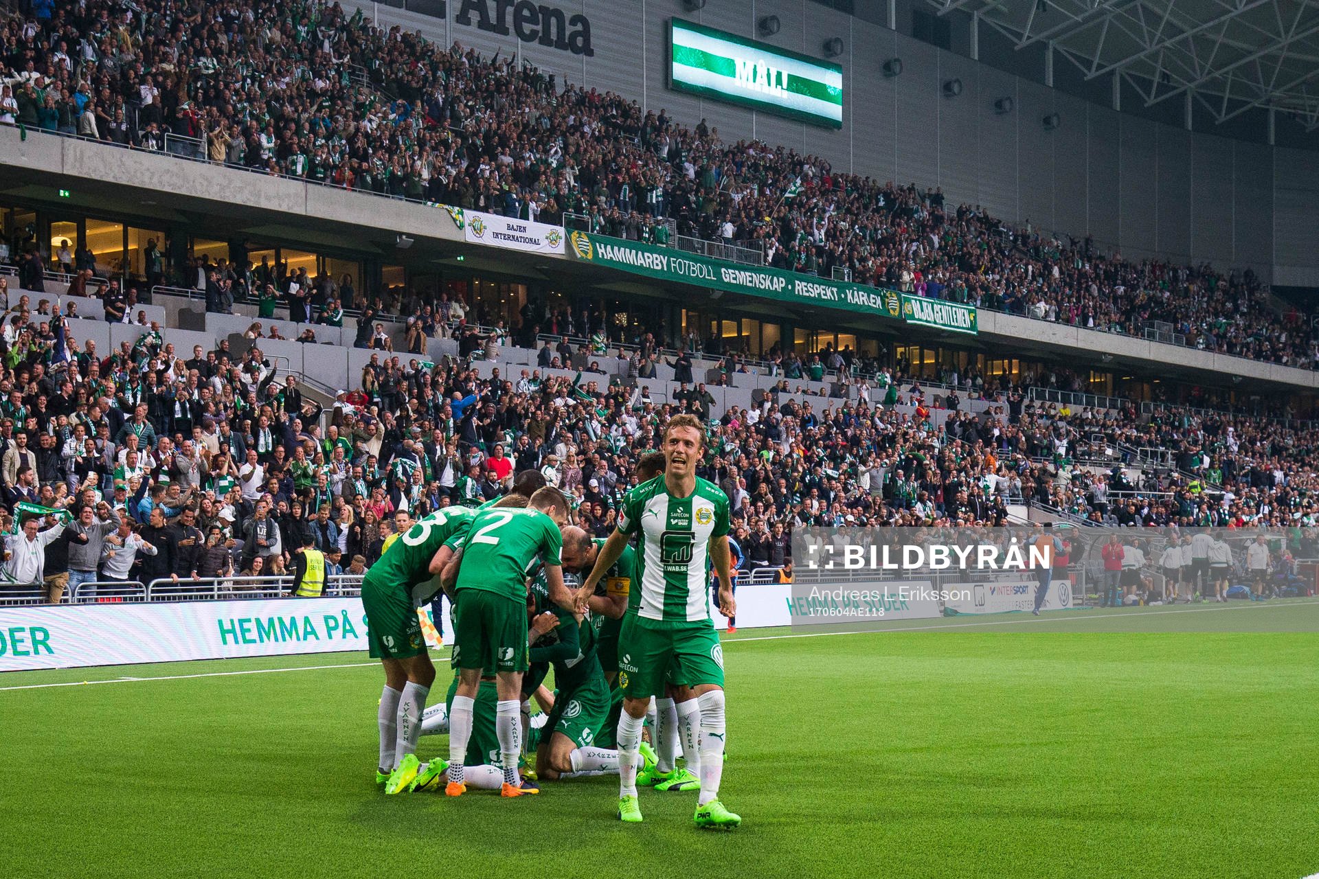 Hammarbys Fredrik Torsteinbö jublar tillsammans med sina lagkamrater efter 2-1 under fotbollsmatchen i Allsvenskan mellan Hammarby och Djurgården den 4 juni 2017 i Stockholm.