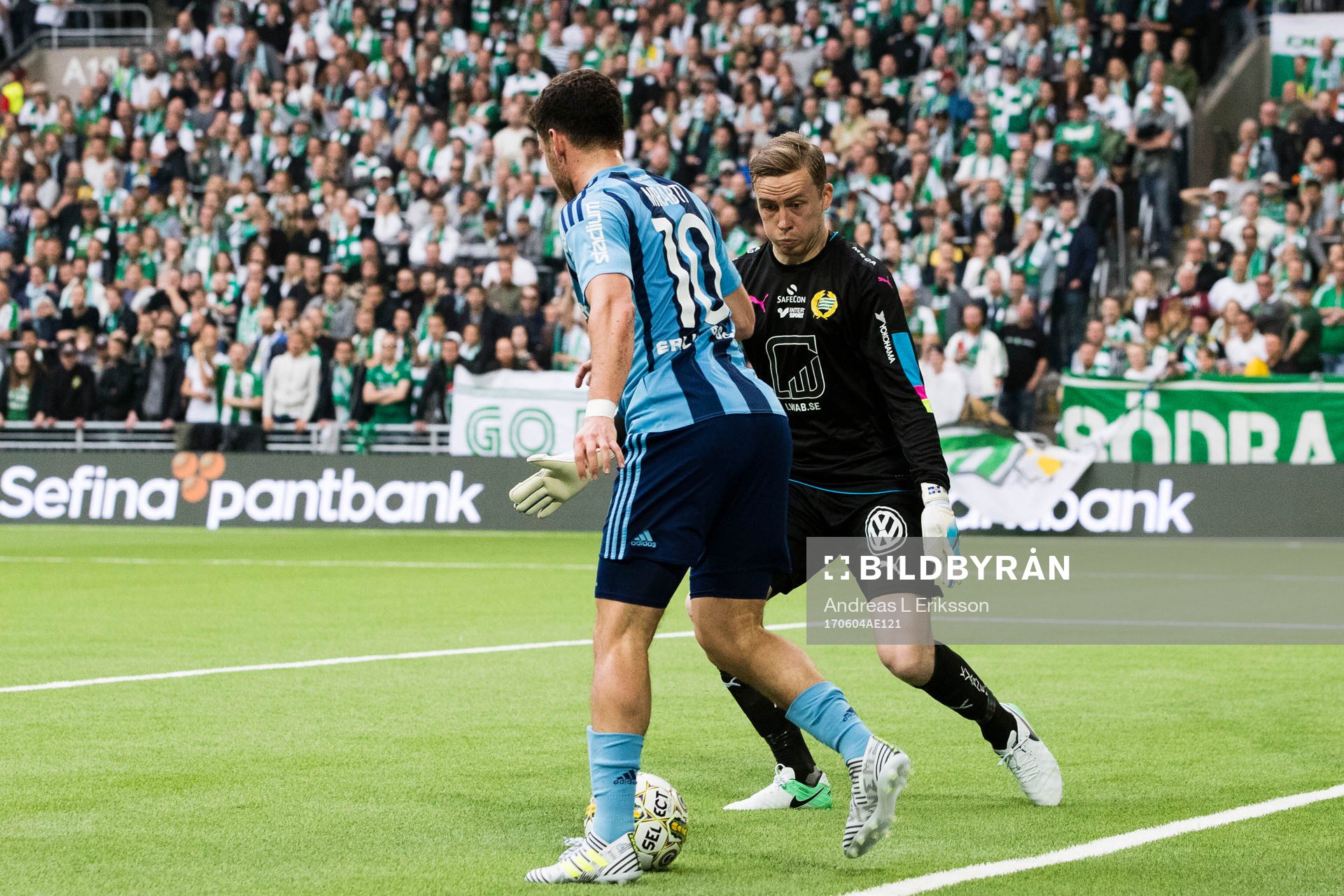 Djurgårdens Kerim Mrabti utmanar Hammarbys målvakt