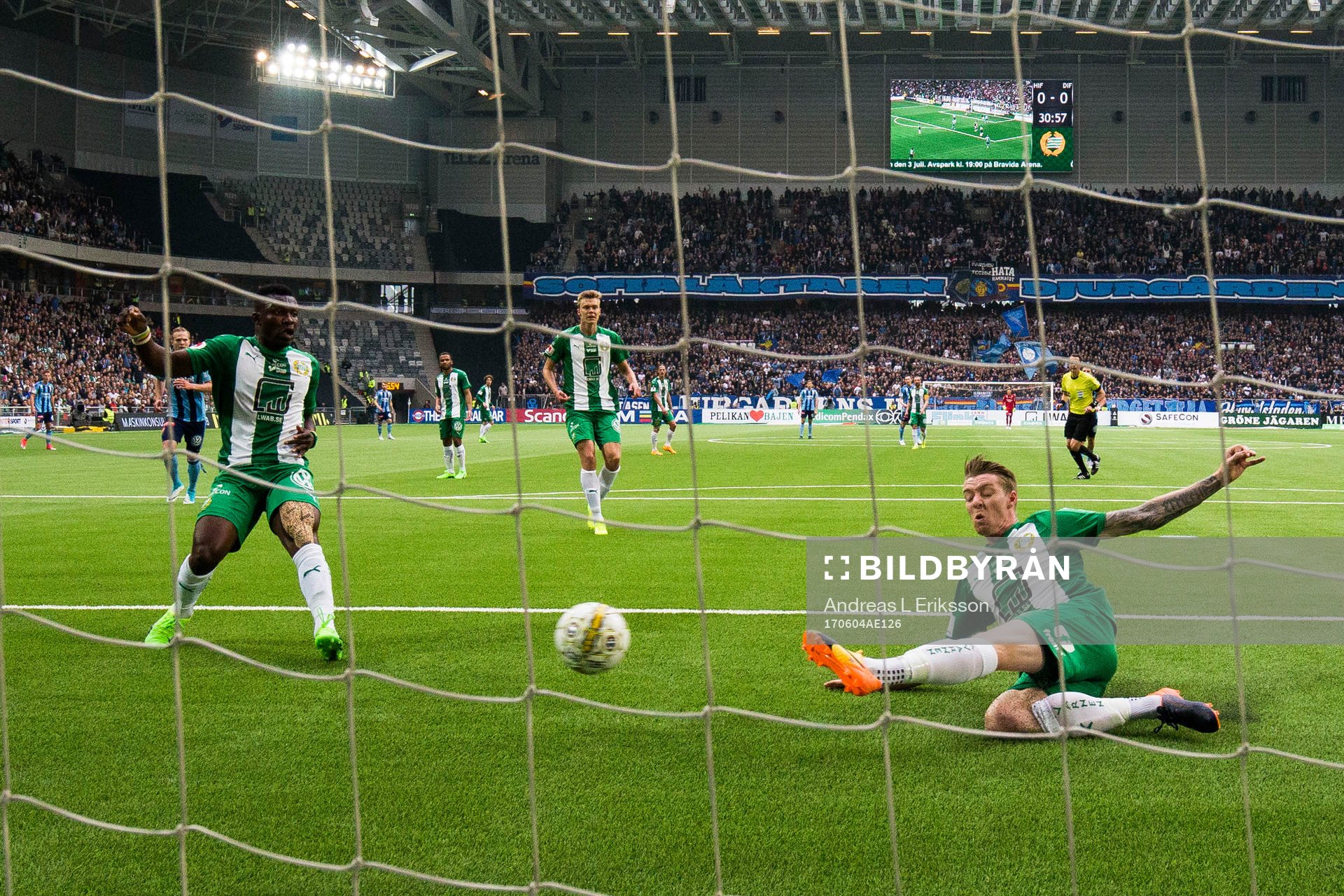 Hammarbys Birkir Már Saevarsson och Joseph Aidoo hindrar