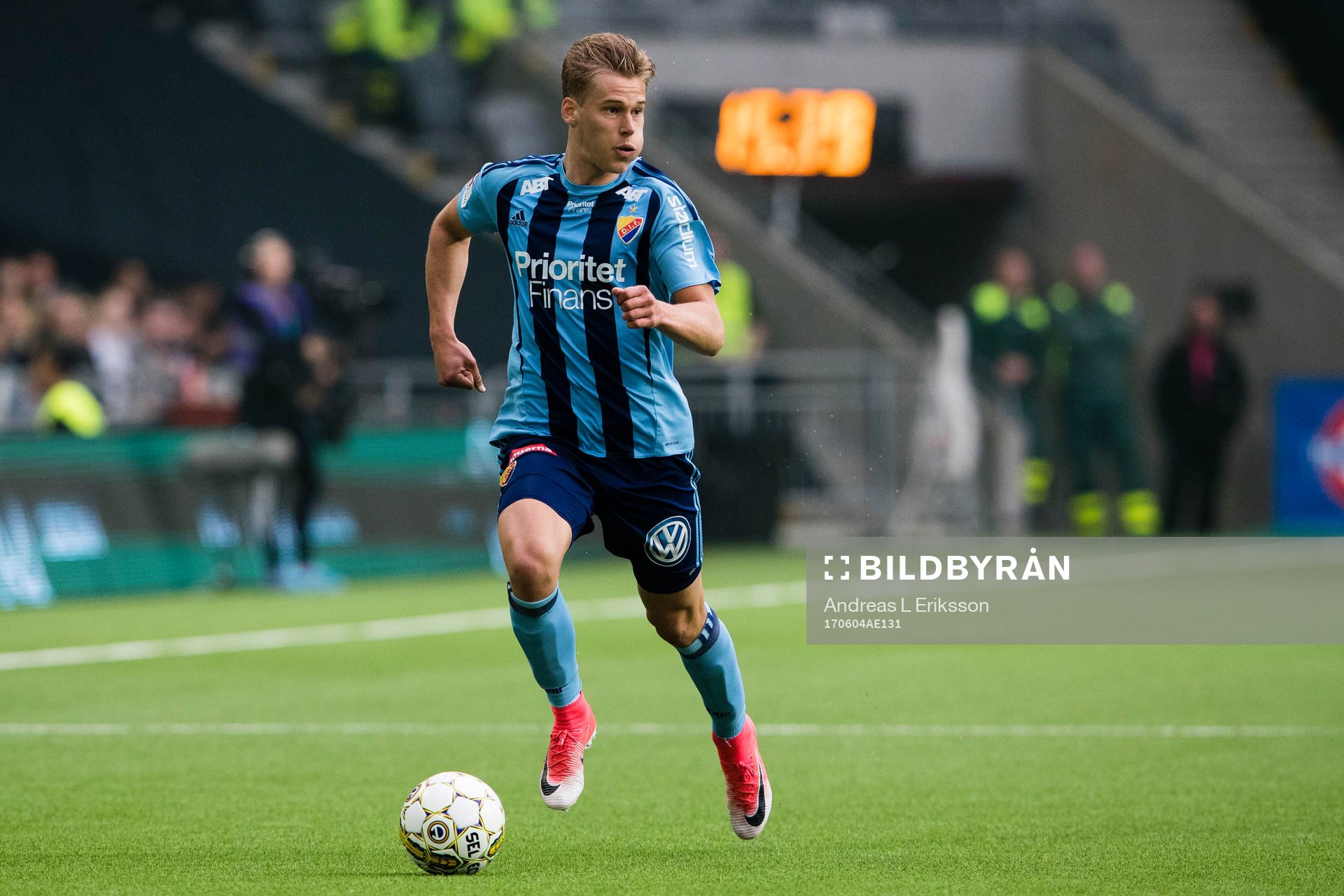 Djurgårdens Felix Beijmo med bollen
