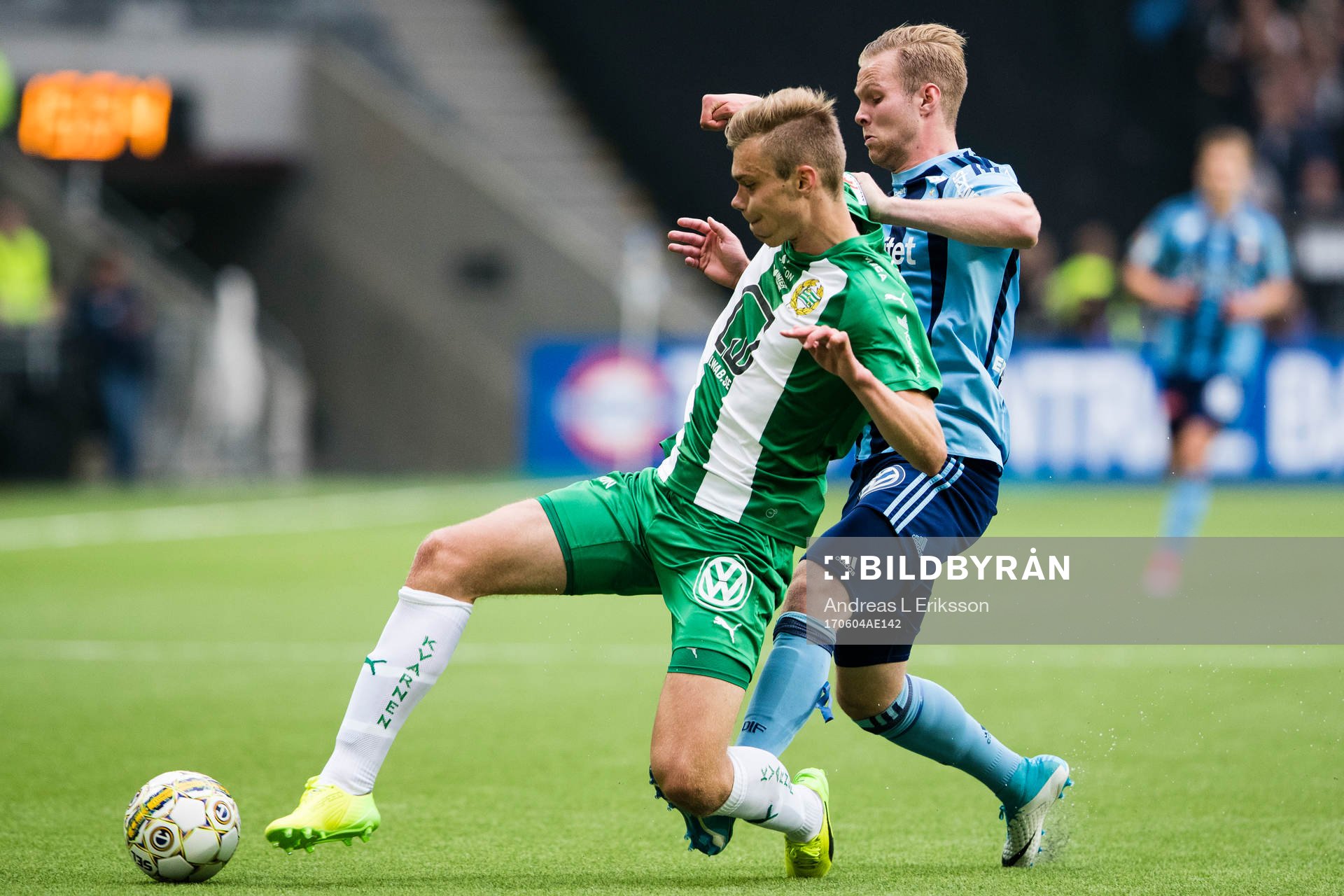 Hammarbys Marcus Degerlund i kamp om bollen med