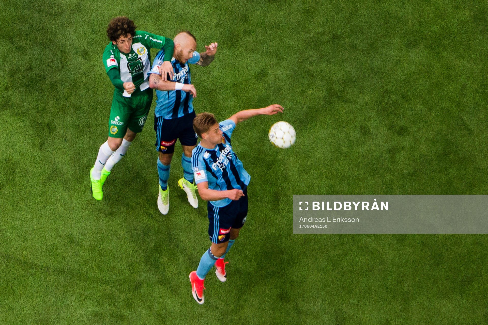 Hammarbys Romulo Cabral Pereira Pinto i kabmp om bollen med