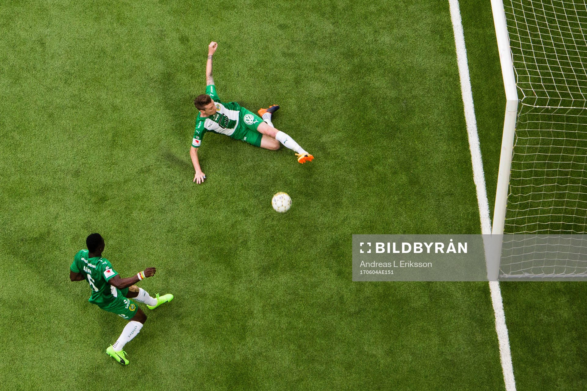 Hammarbys Birkir Már Saevarsson och Joseph Aidoo hindrar