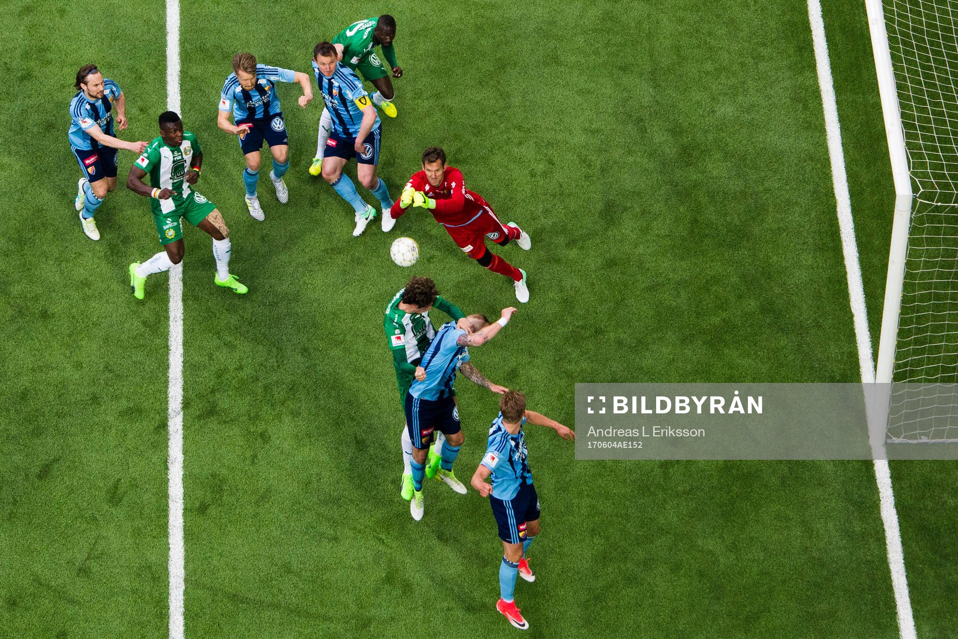 Djurgårdens målvakt Andreas Isaksson boxar bort bollen