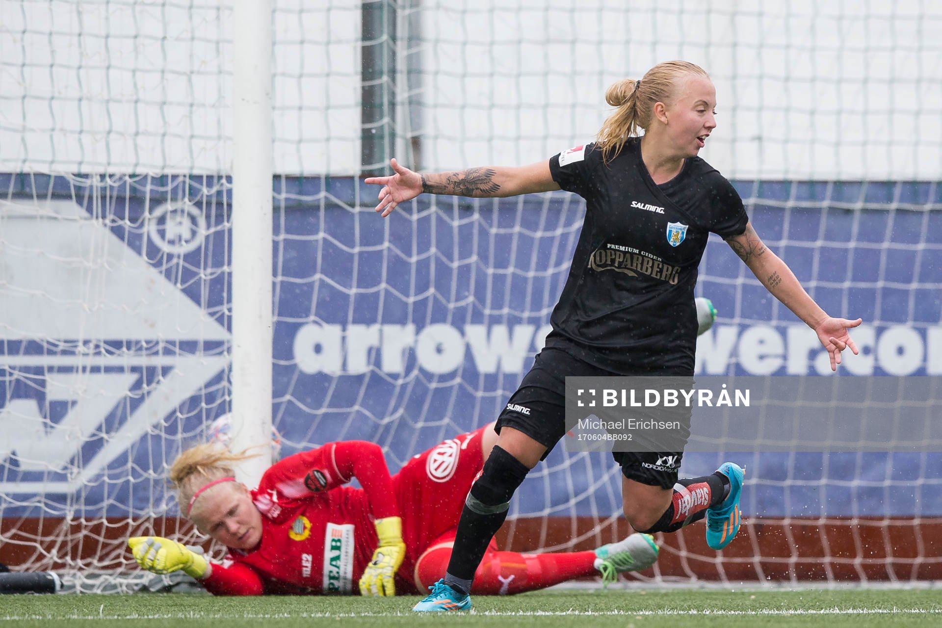 Göteborgs Nathalie Persson jublar efter 2-0 under fotbollsmatchen i Damallsvenskan mellan Kopparbergs Göteborg FC och Hammarby den 4 juni 2017 i Göteborg.