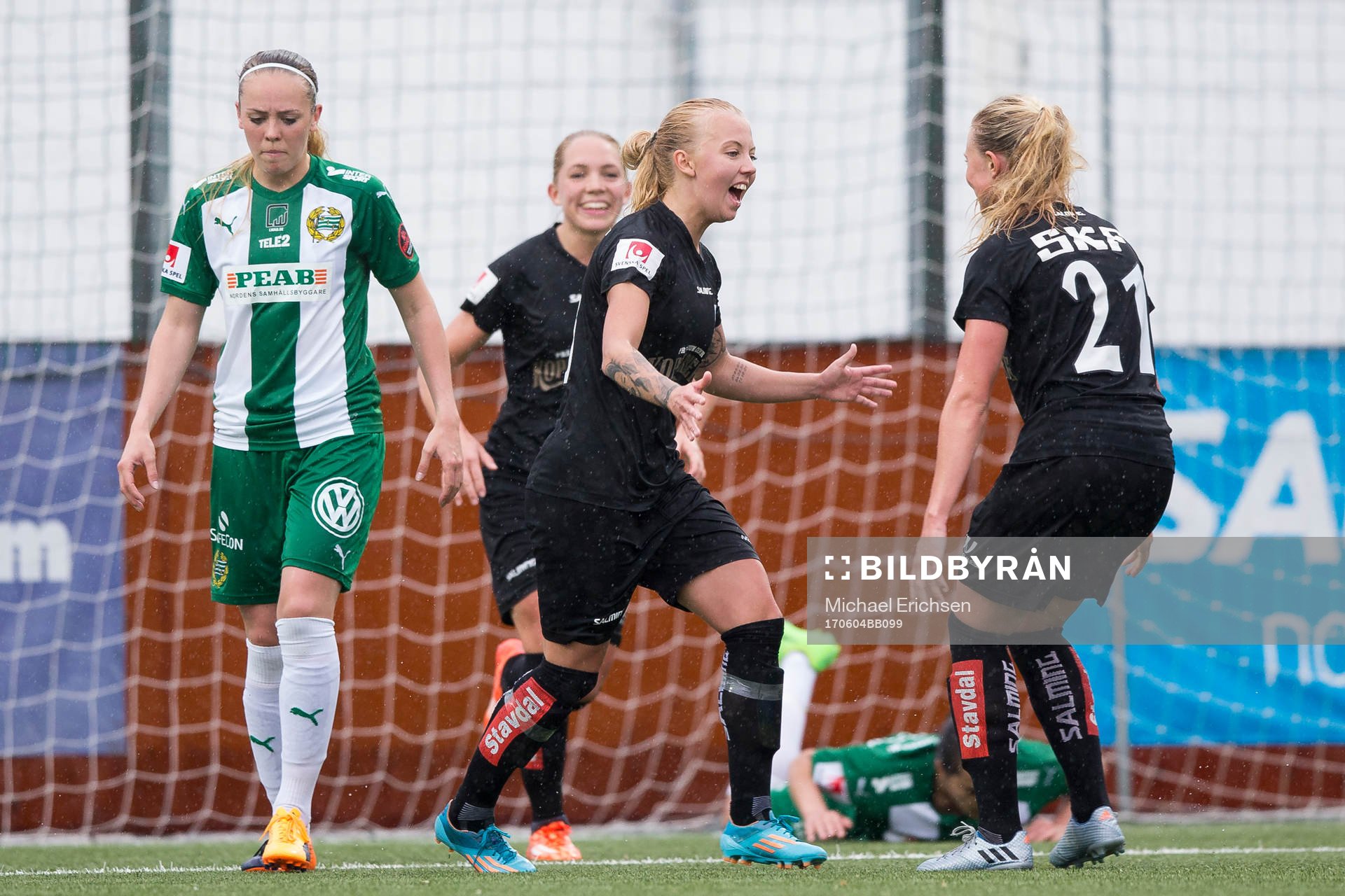 Göteborgs Nathalie Persson jublar ihop med Rebecka Blomqvist efter 2-0 under fotbollsmatchen i Damallsvenskan mellan Kopparbergs Göteborg FC och Hammarby den 4 juni 2017 i Göteborg.