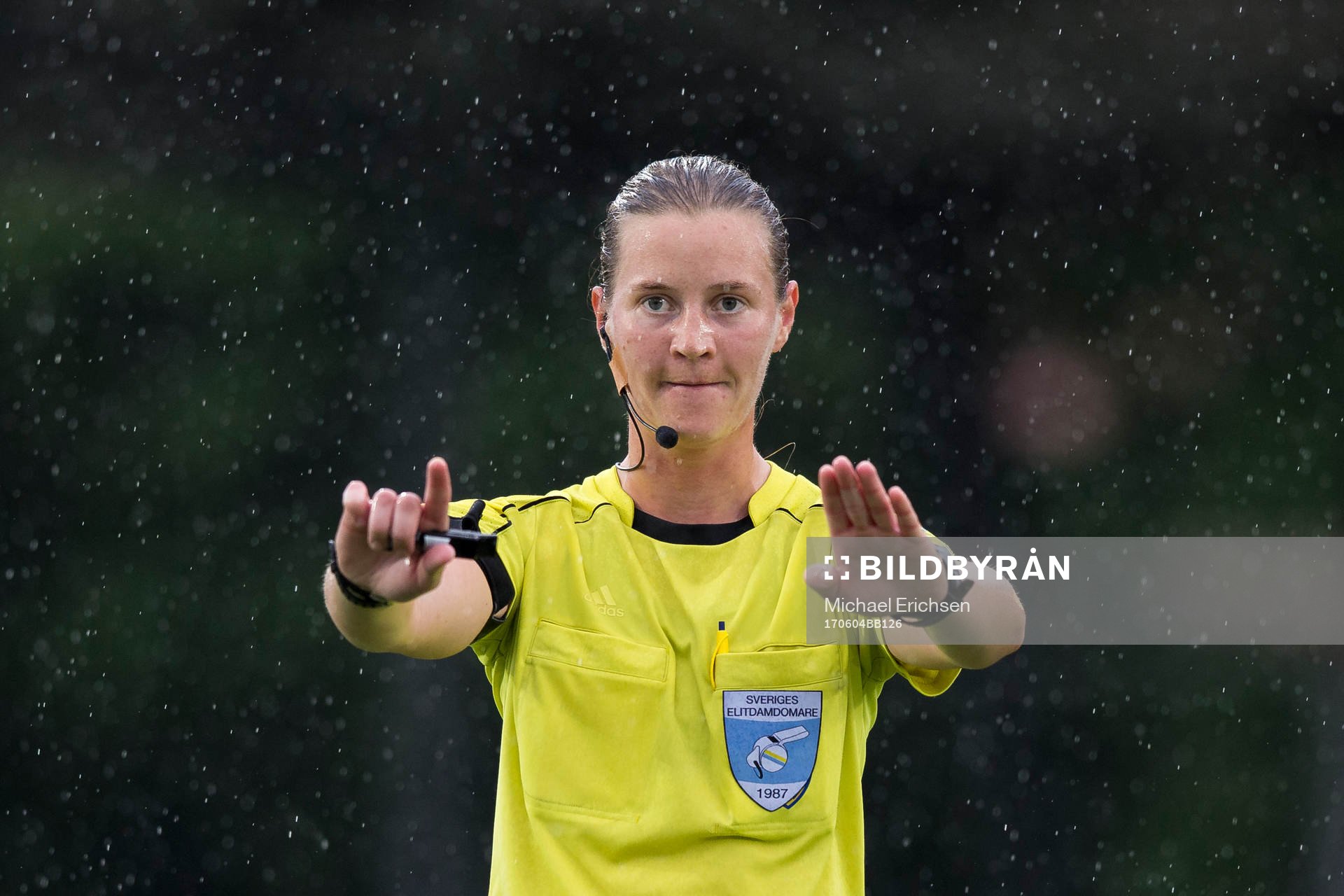 4 Matchens huvuddomare Lovisa Johansson