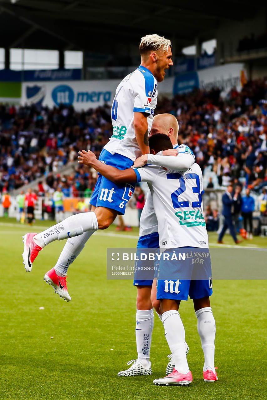 Norrköpings Linus Wahlqvist jublar med Niclas Eliasson