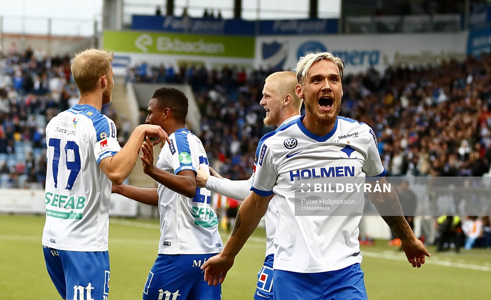 Norrköpings Sebastian Andersson, Linus Wahlqvist, Kalle Holmberg och Niclas Eliasson jublar efter mål 2-0 av Niclas Eliasson under fotbollsmatchen i Allsvenskan mellan Norrköping och IFK Göteborg den 4 juni 2017 i Norrköping.