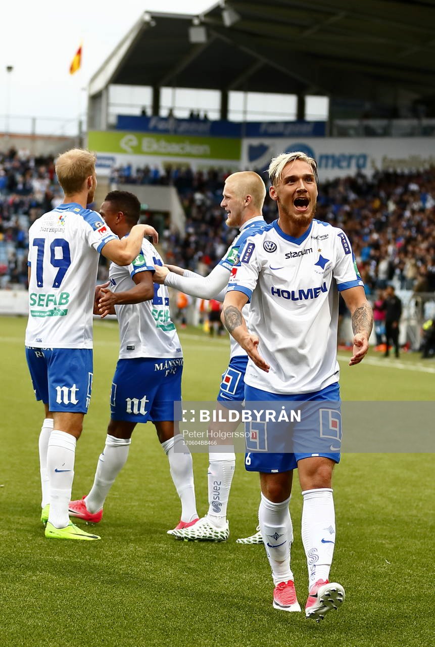 Norrköpings Sebastian Andersson, Linus Wahlqvist, Kalle Holmberg och Niclas Eliasson jublar efter mål 2-0 av Niclas Eliasson under fotbollsmatchen i Allsvenskan mellan Norrköping och IFK Göteborg den 4 juni 2017 i Norrköping.