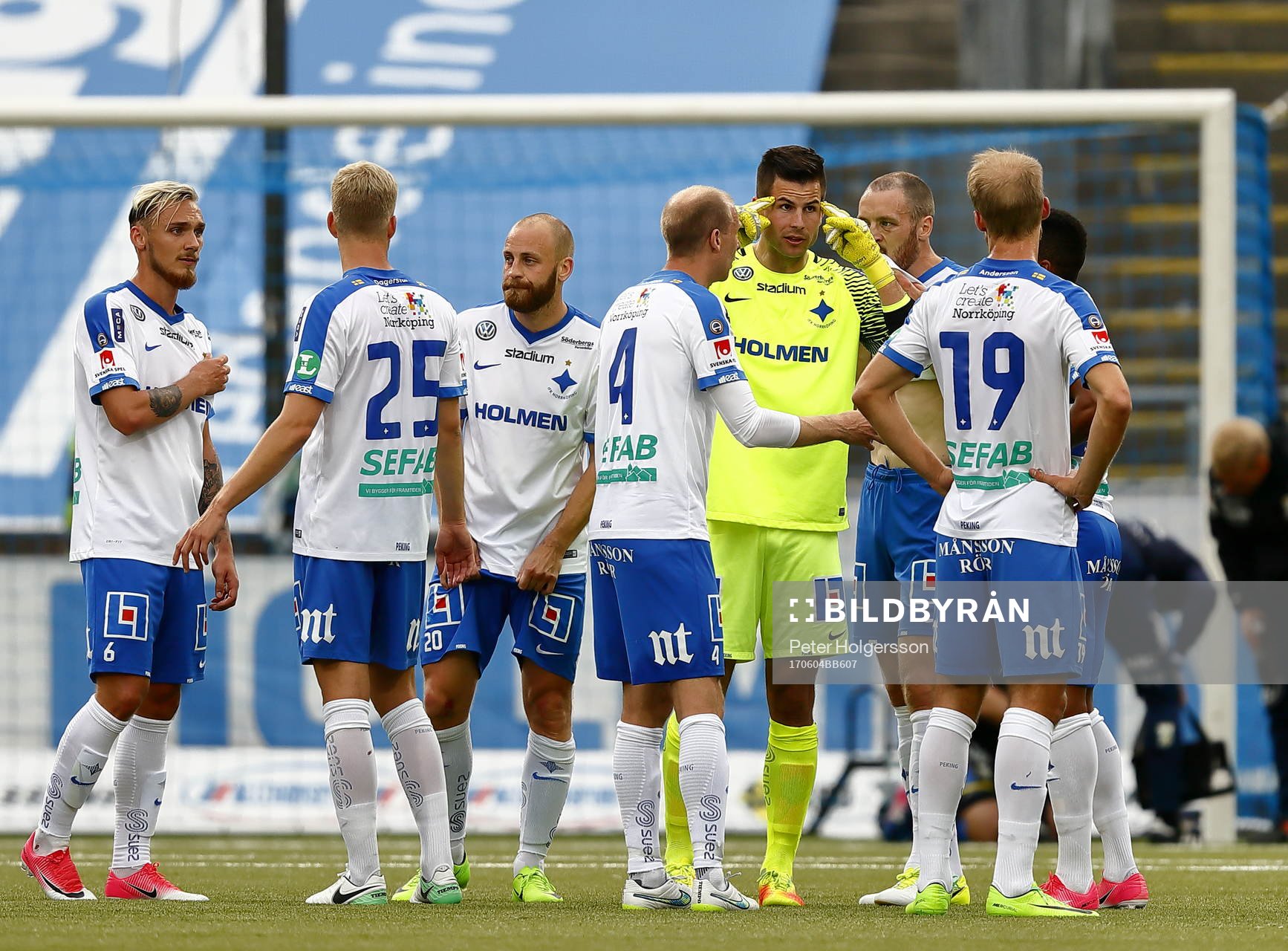 Norrköpings målvakt Michael Langer pratar med spelarna